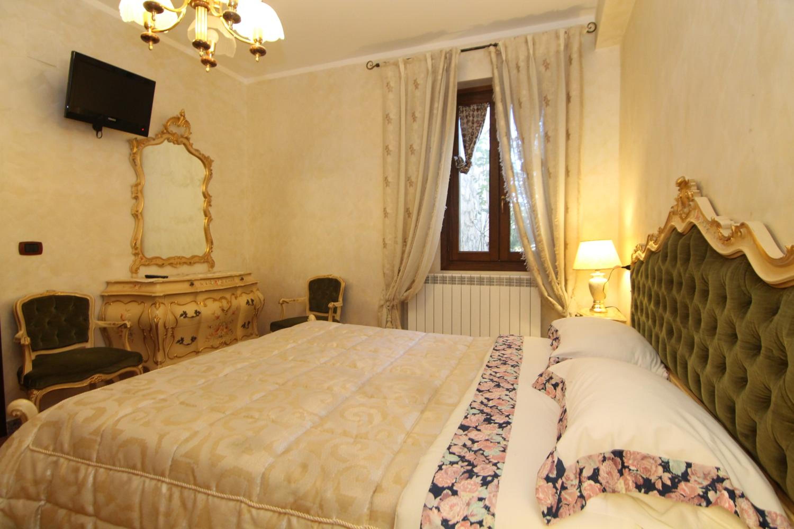One-Bedroom Suite - Photo 4