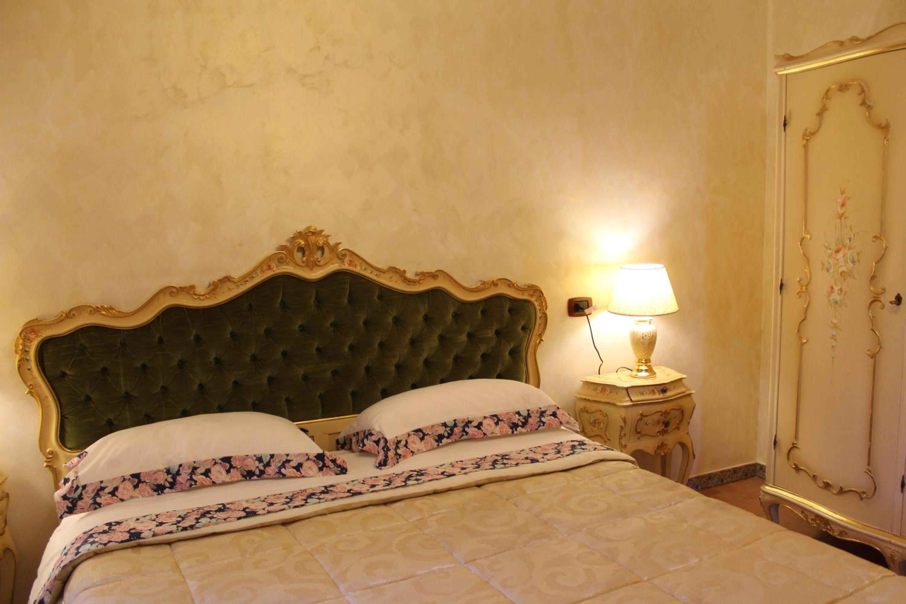 One-Bedroom Suite - Photo 5