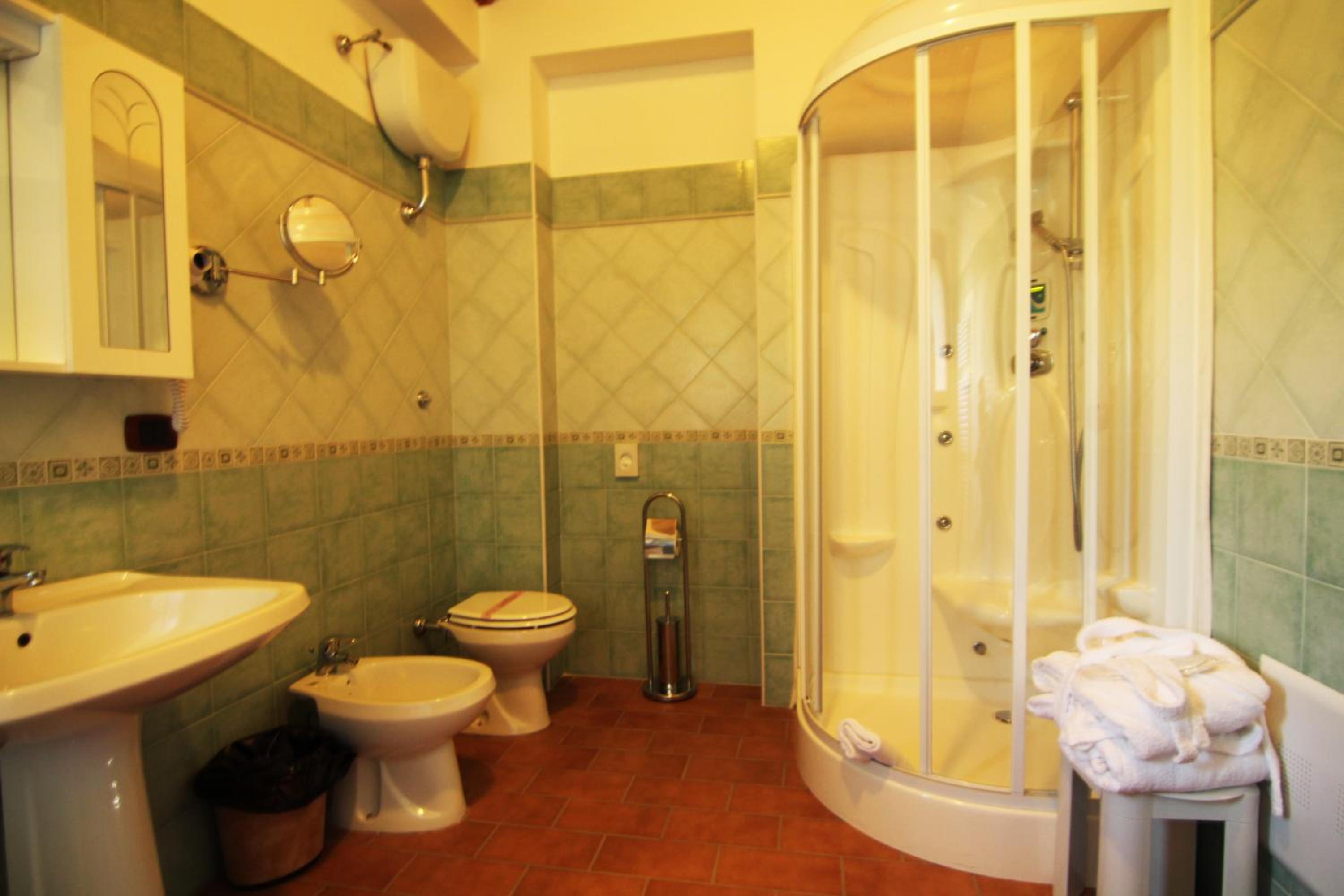 Suite with Spa Bath - Photo 4