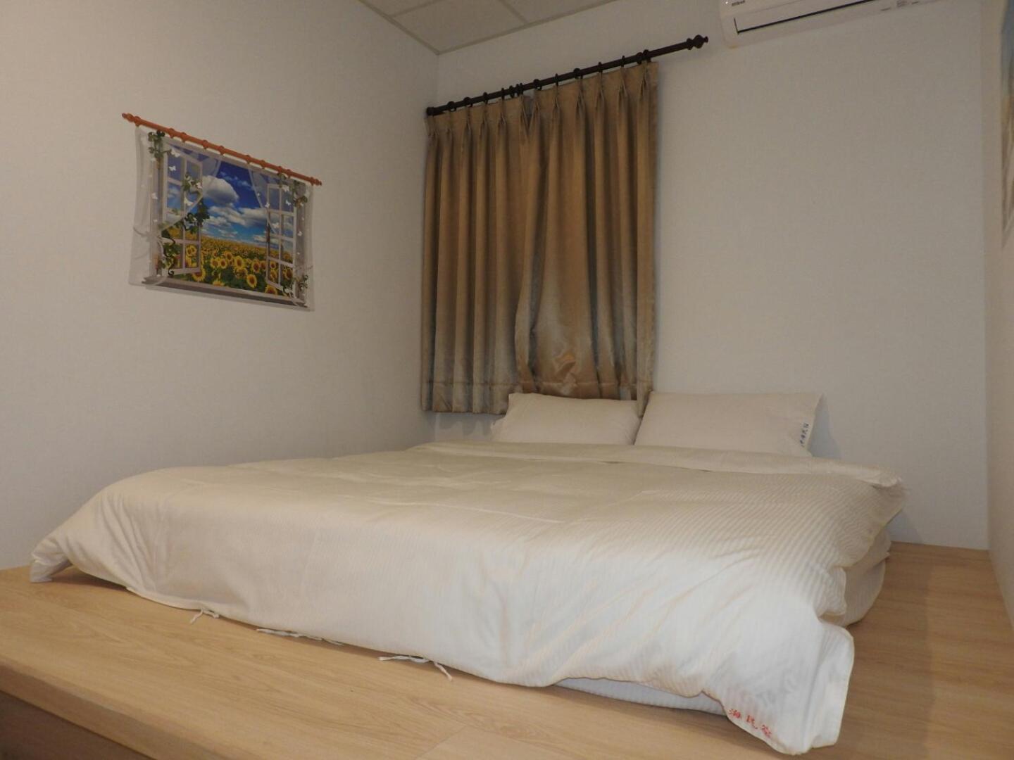 Queen Room with Two Queen Beds photo 2