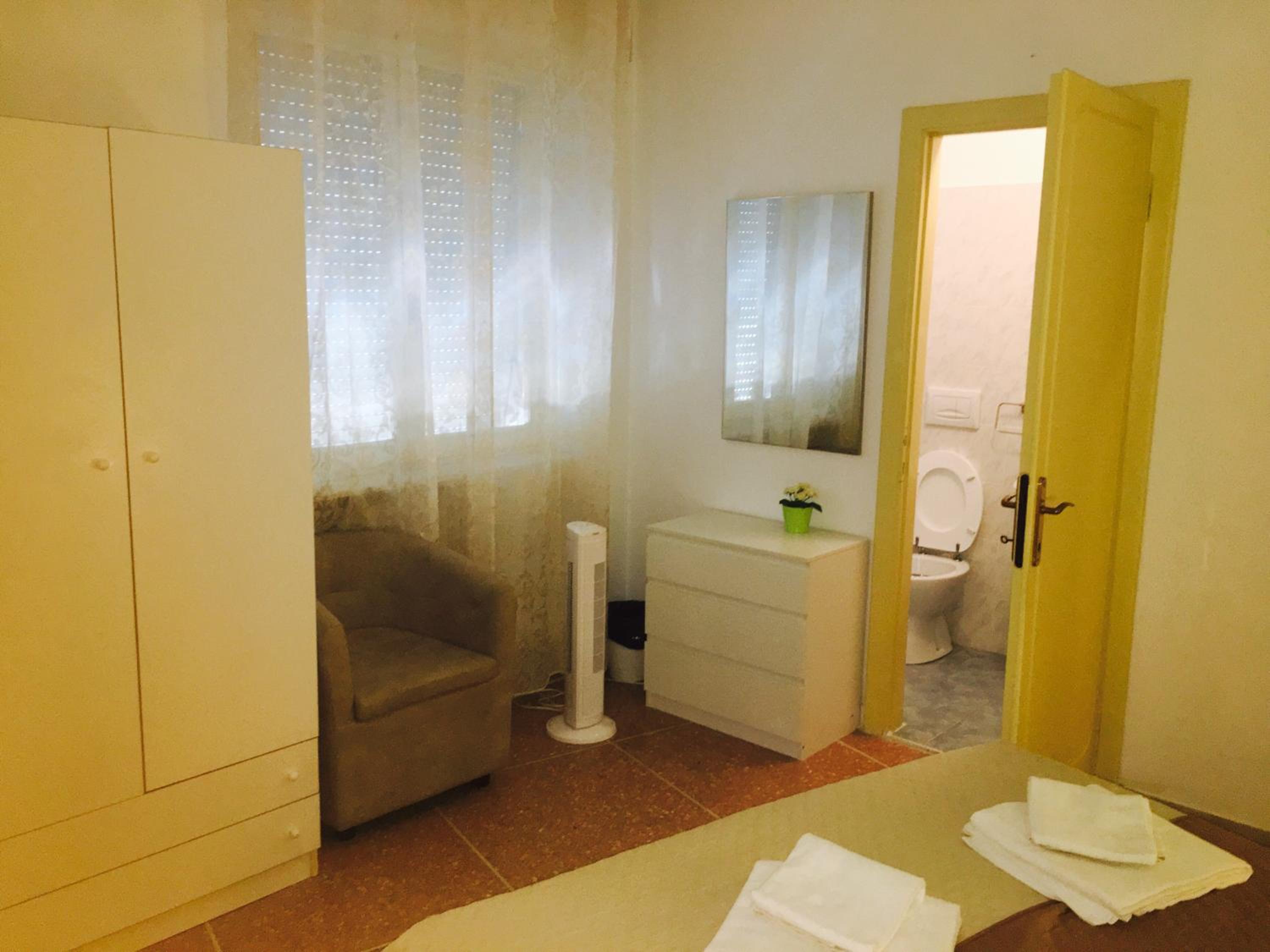 Double Room with Private Bathroom - Photo 3