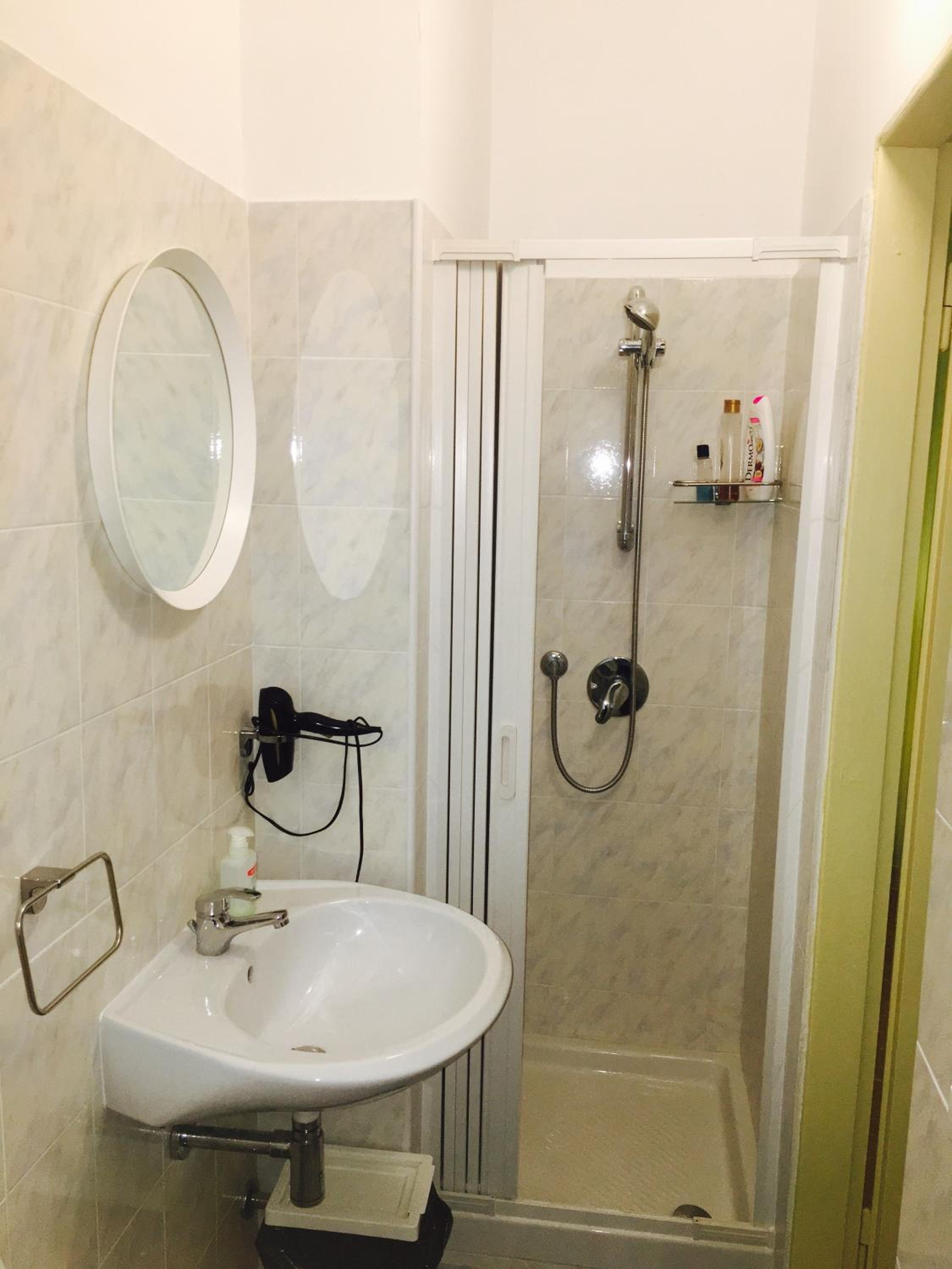 Double Room with Private Bathroom - Photo 5