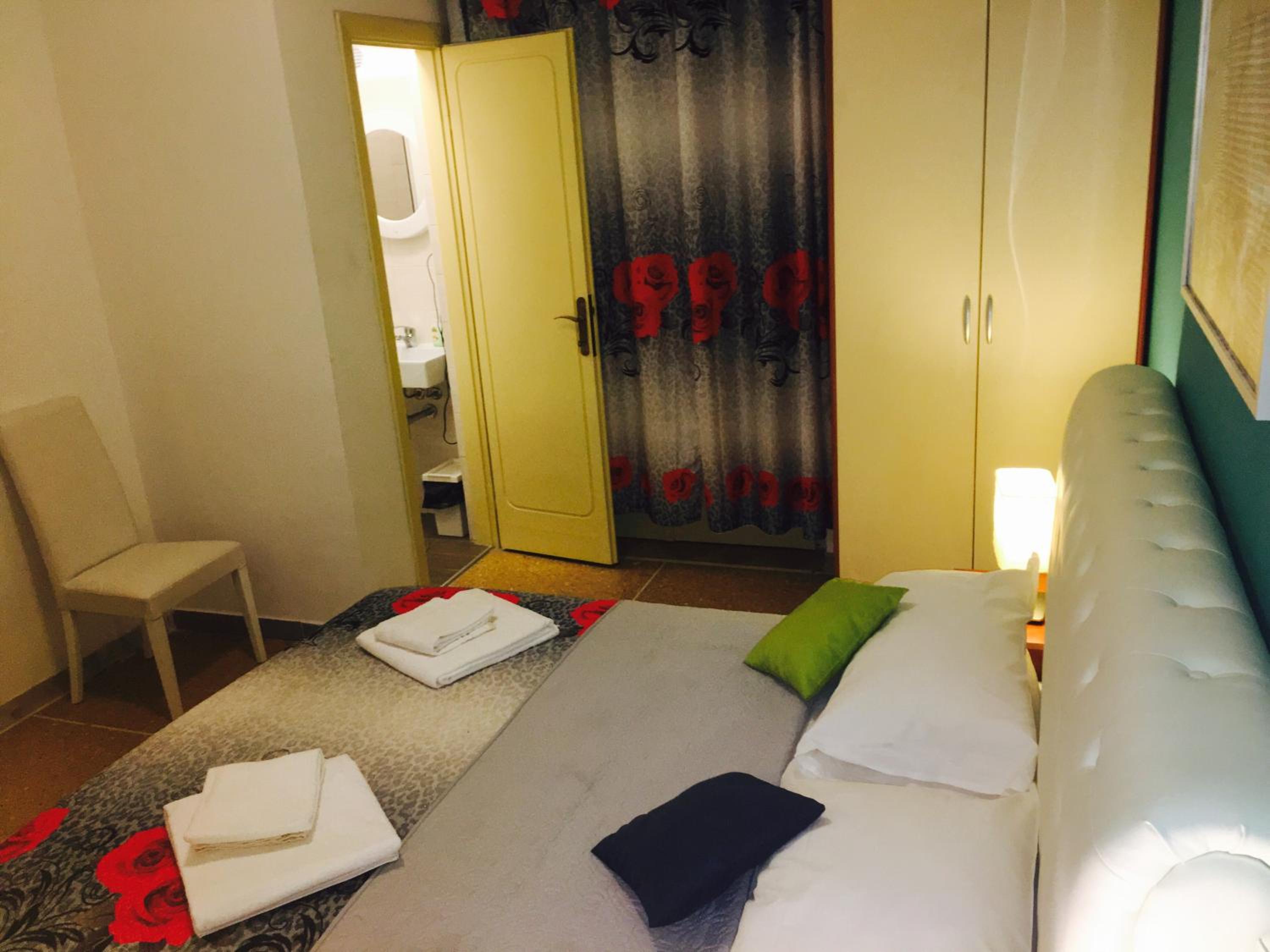 Deluxe Double Room with Private Bathroom and Balcony - Photo 2
