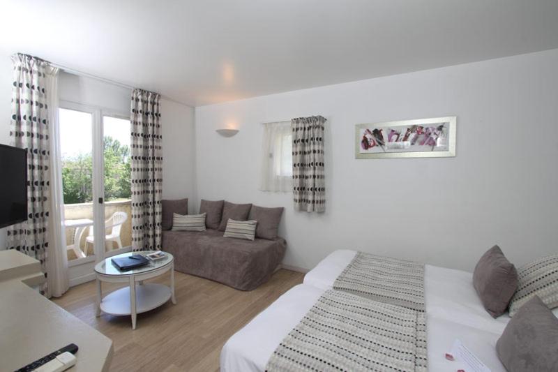 Classic Loggia Twin or Double room - Photo 5