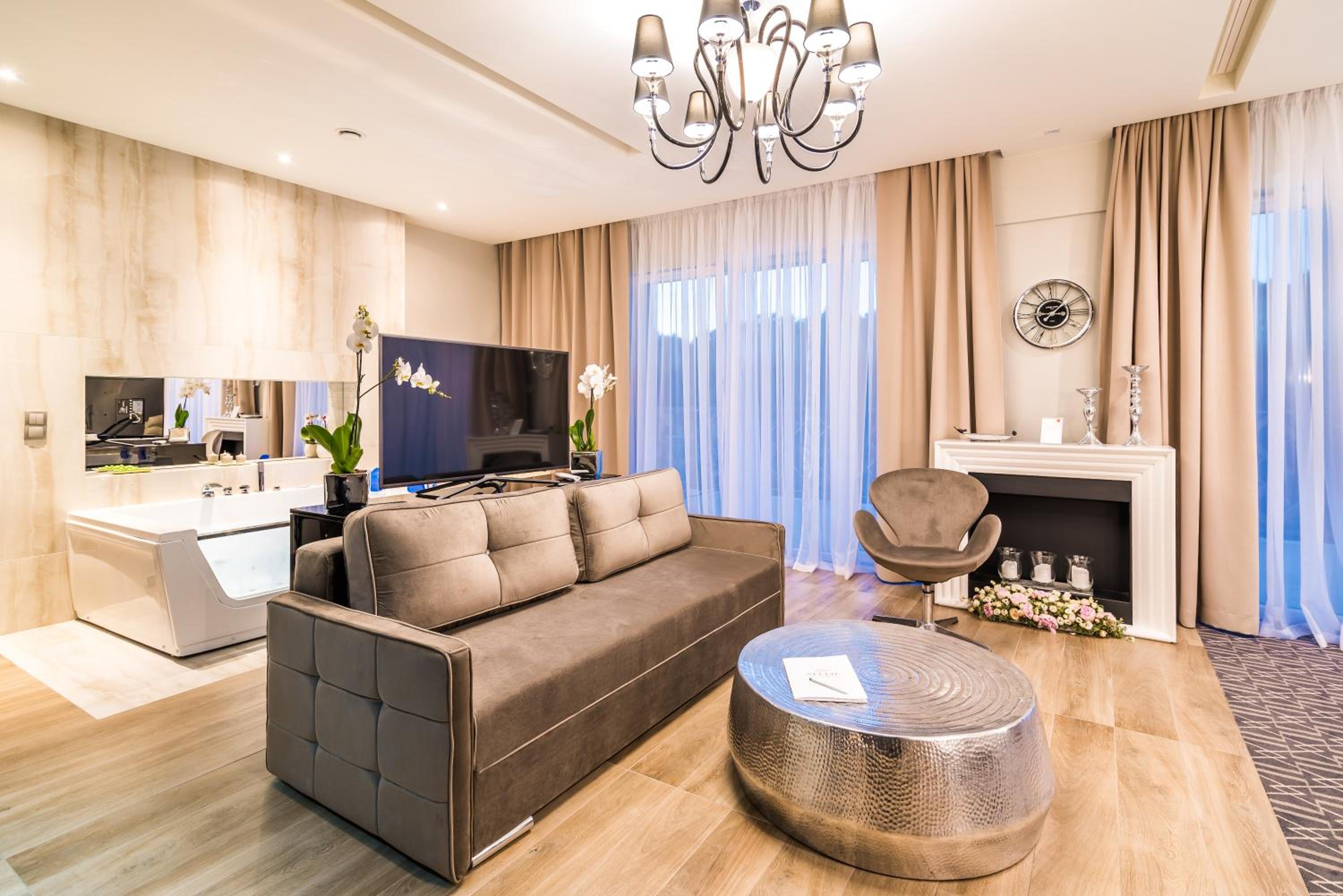 Deluxe Suite with Spa Bath photo 2