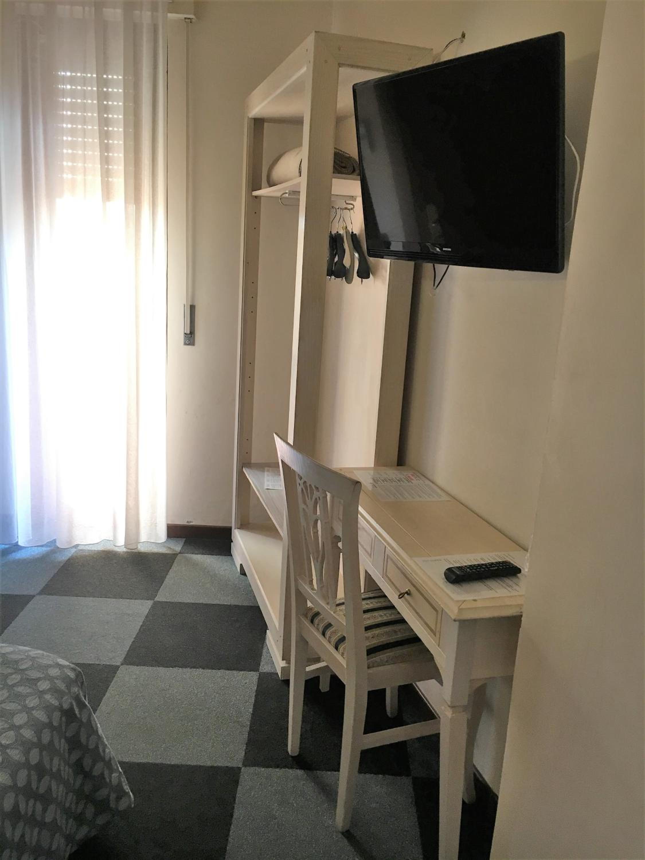 Single Room thumbnail 5