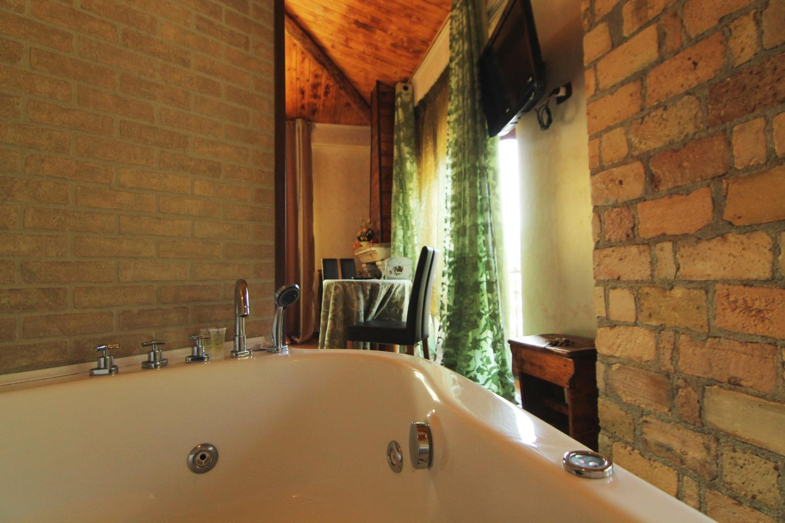 Suite with Spa Bath - Photo 10