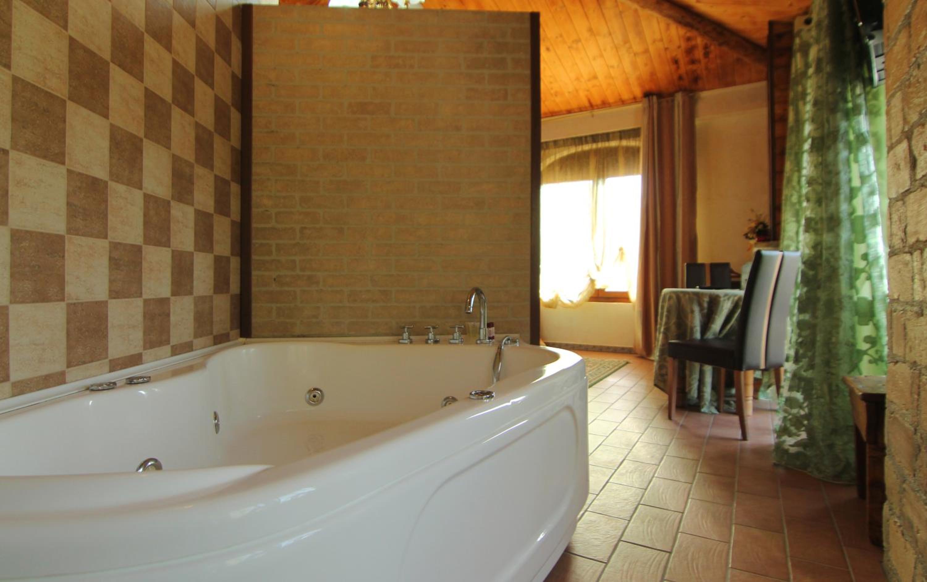 Suite with Spa Bath - Photo 11