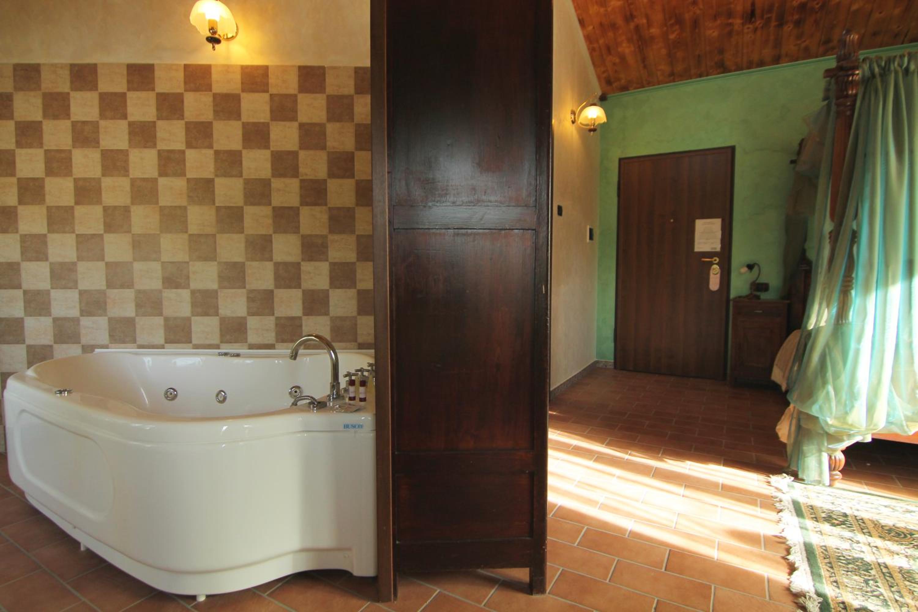 Suite with Spa Bath - Photo 3