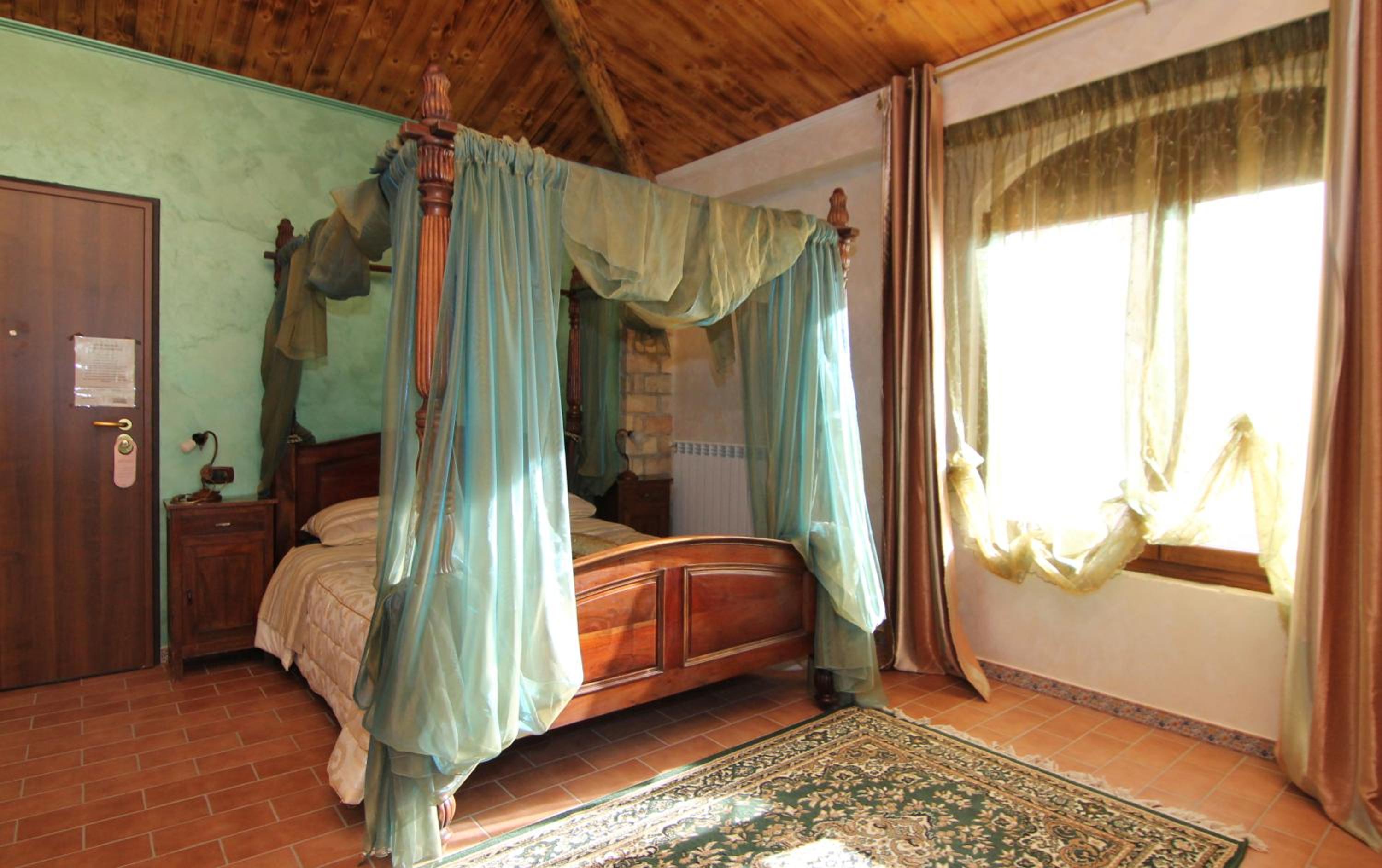 Suite with Spa Bath - Photo 1