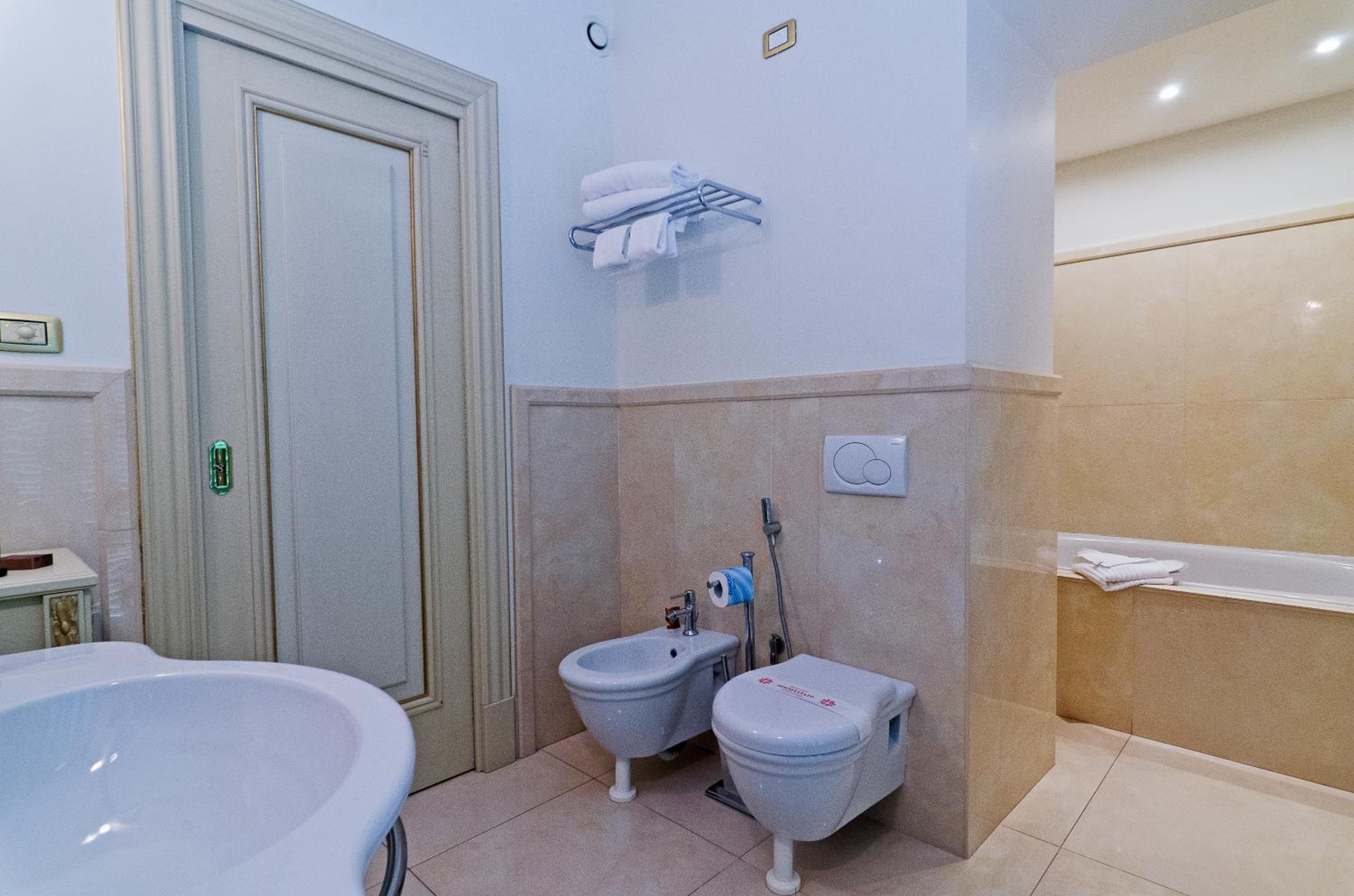 Deluxe Room - Photo 4