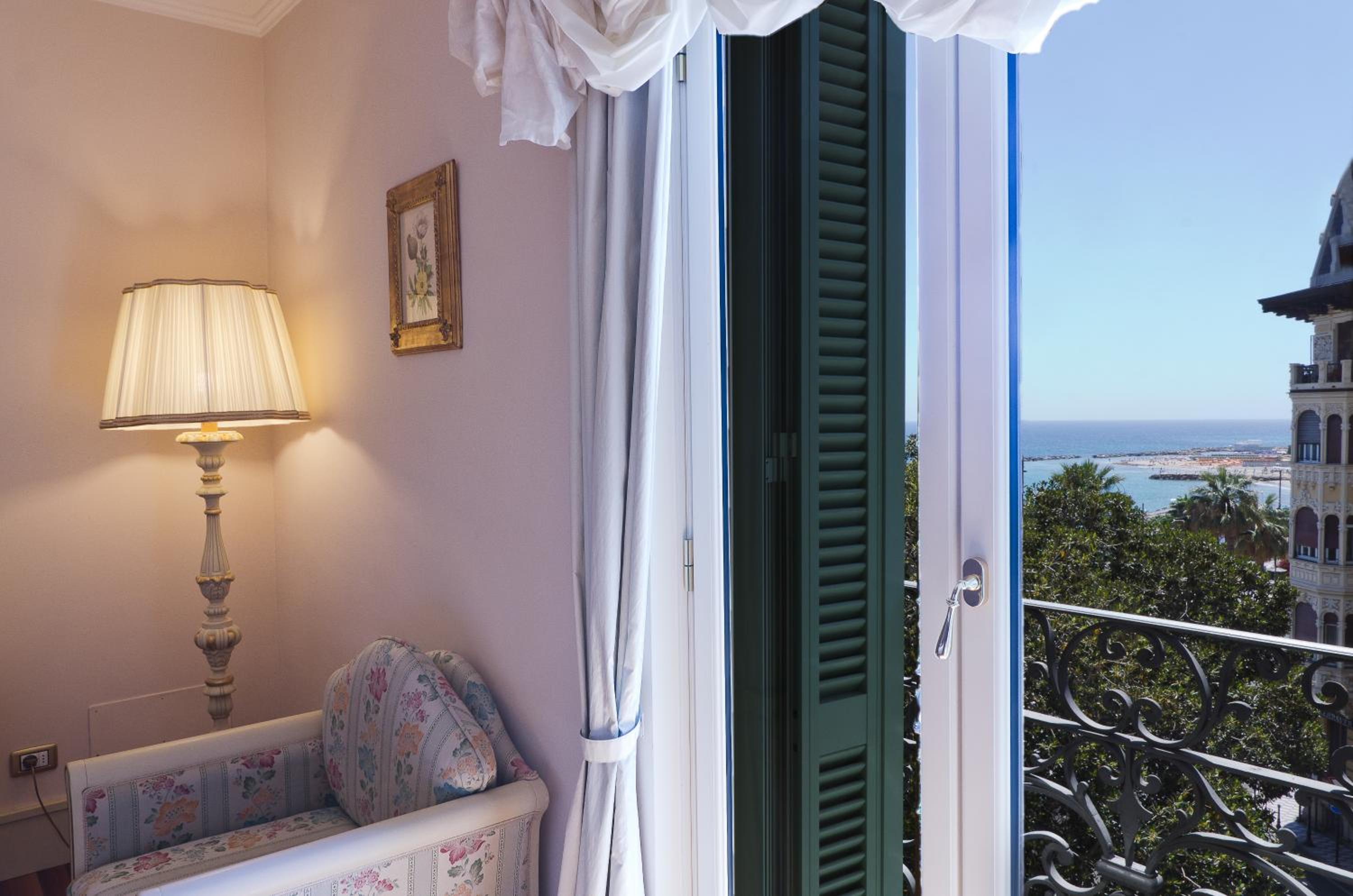 Deluxe Room - Photo 3
