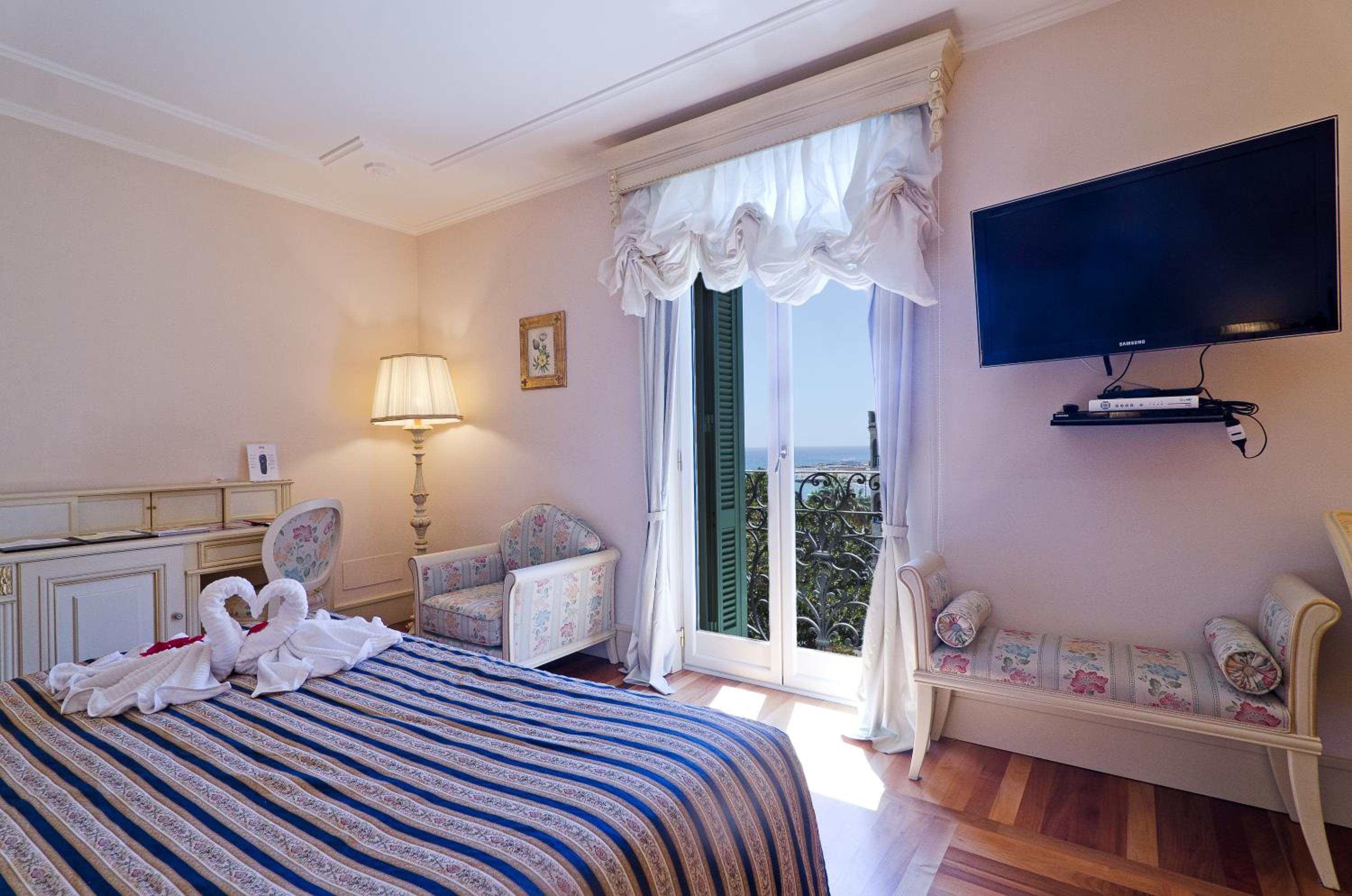 Deluxe Room - Photo 1
