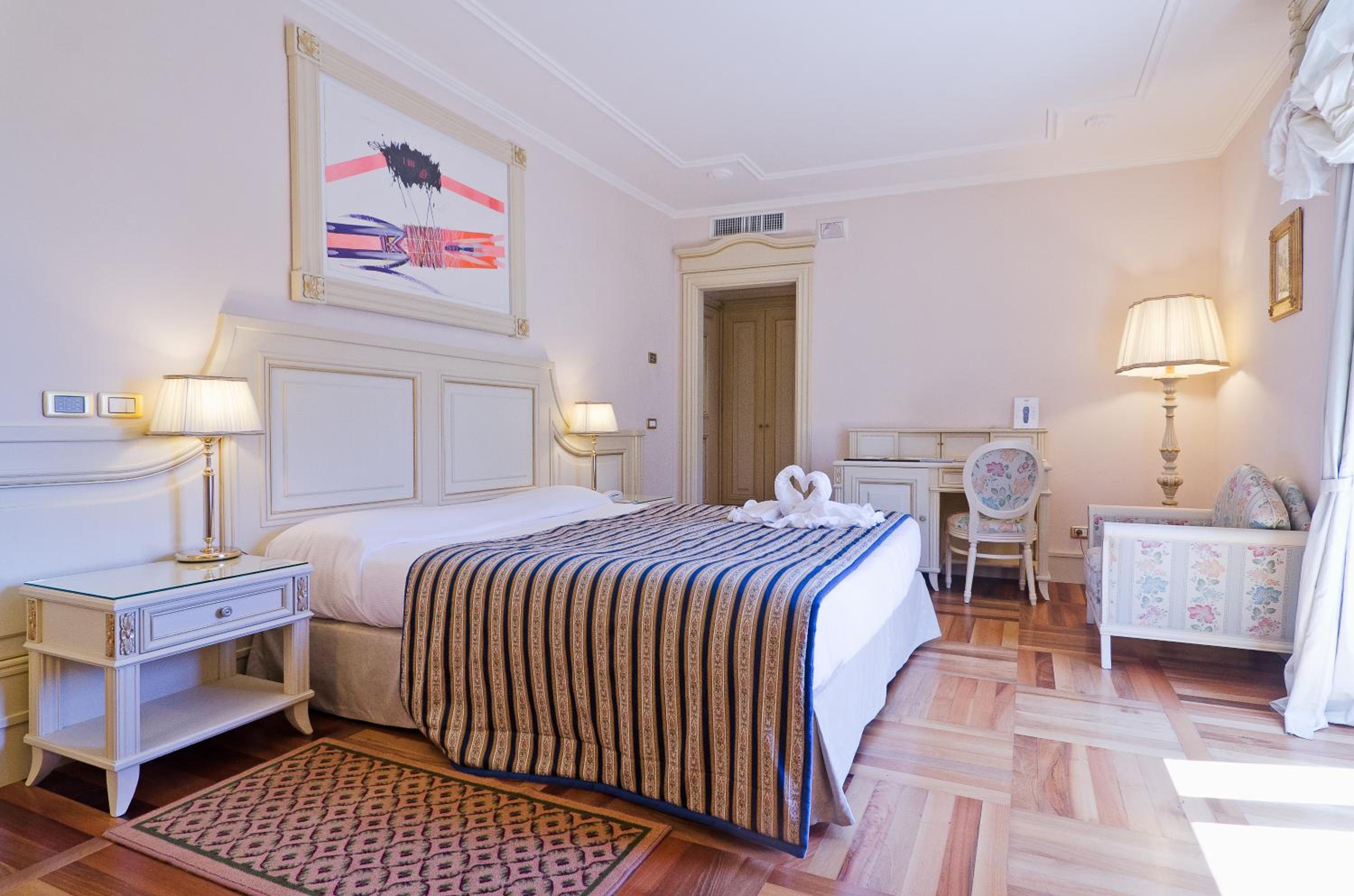 Deluxe Room - Photo 2