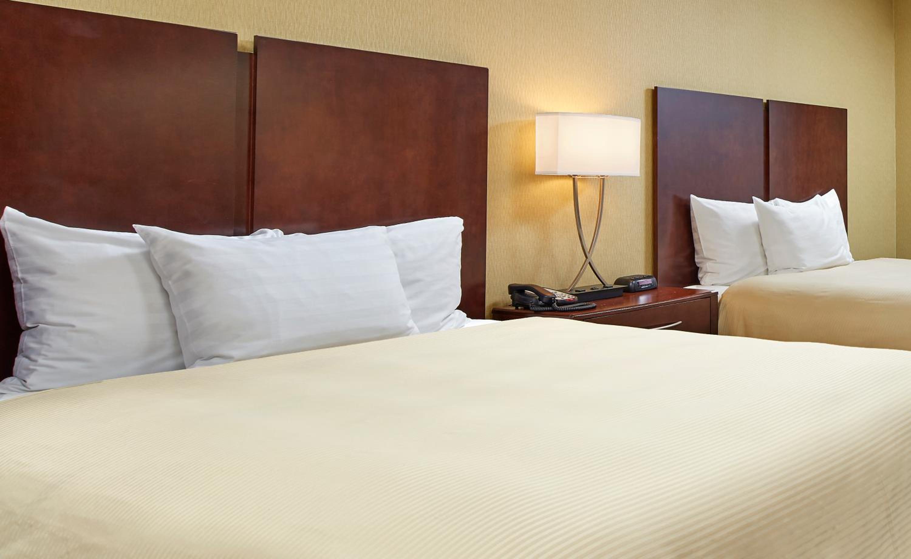 Queen Room with Two Queen Beds - Photo 4