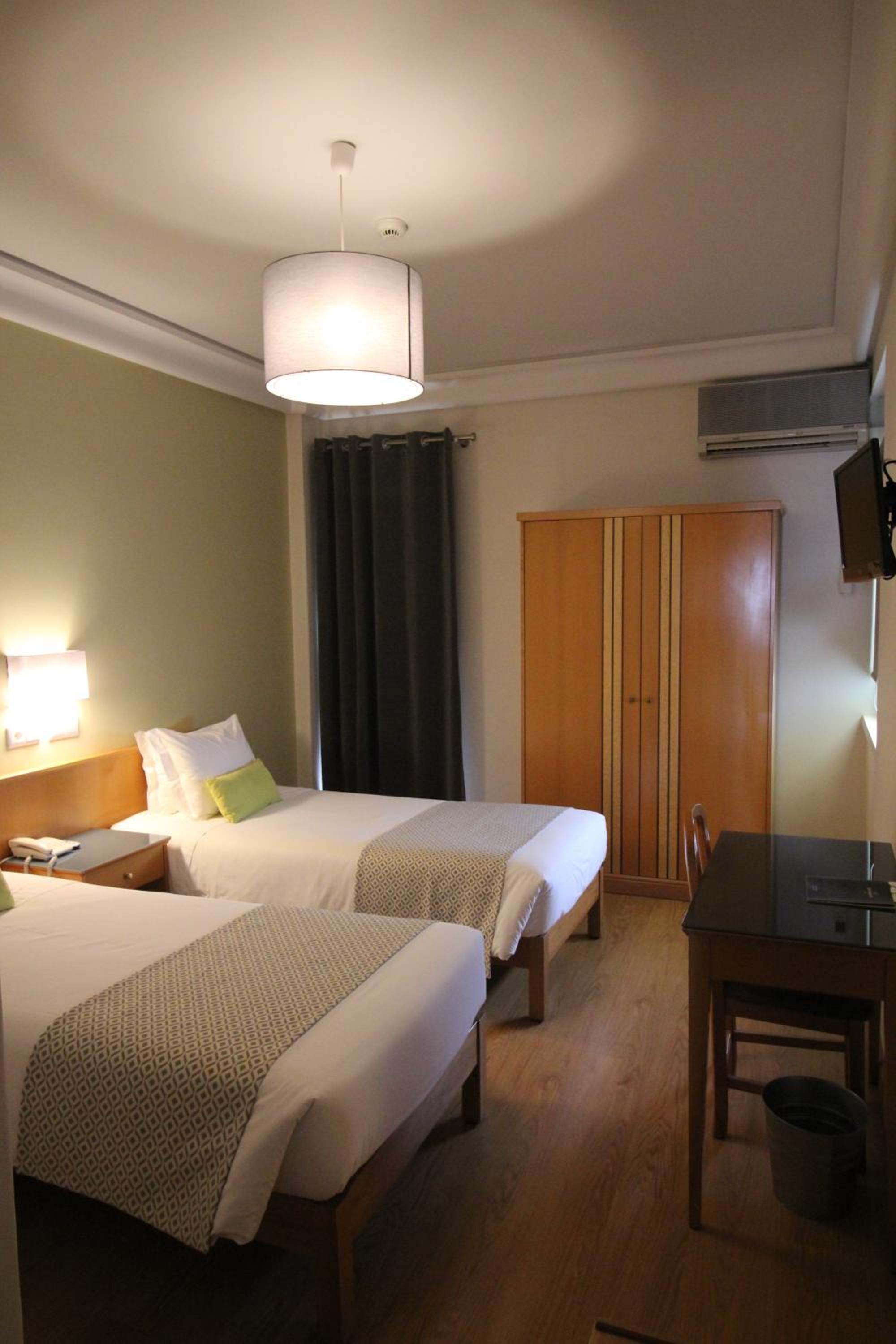 Twin Room - Photo 11