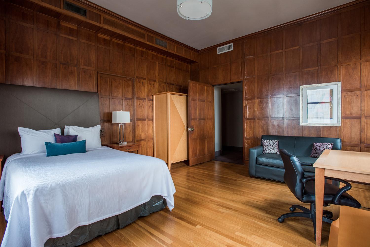 Deluxe Queen Parlor - Photo 3