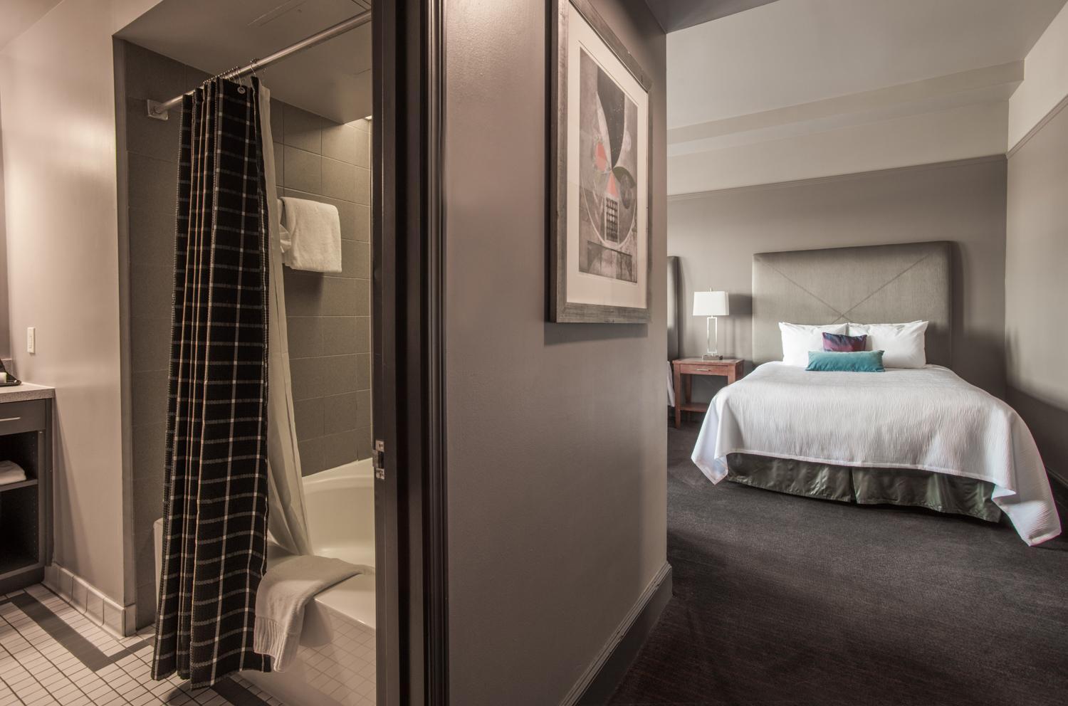Queen Room with Two Queen Beds - Photo 5
