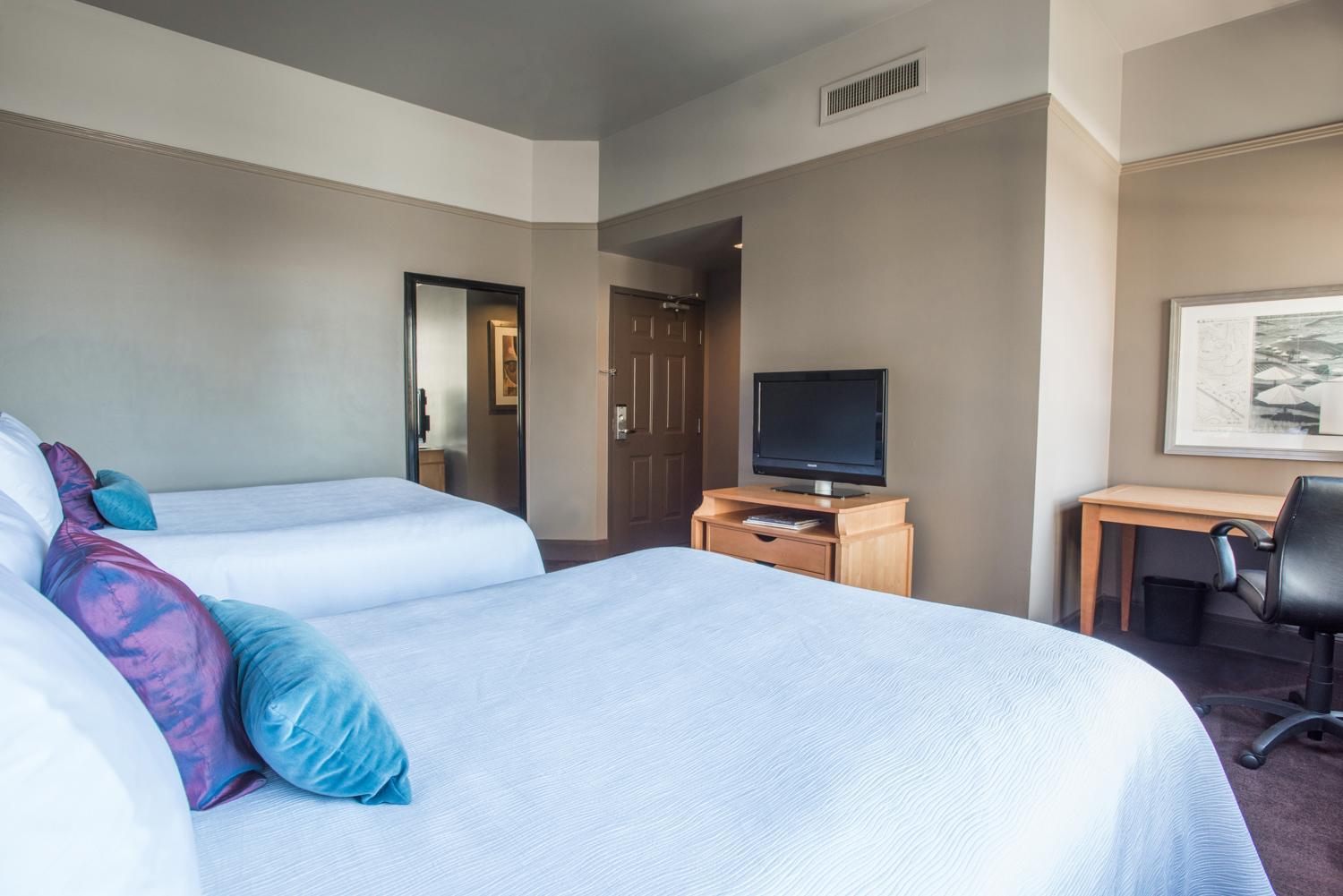 Queen Room with Two Queen Beds - Photo 4