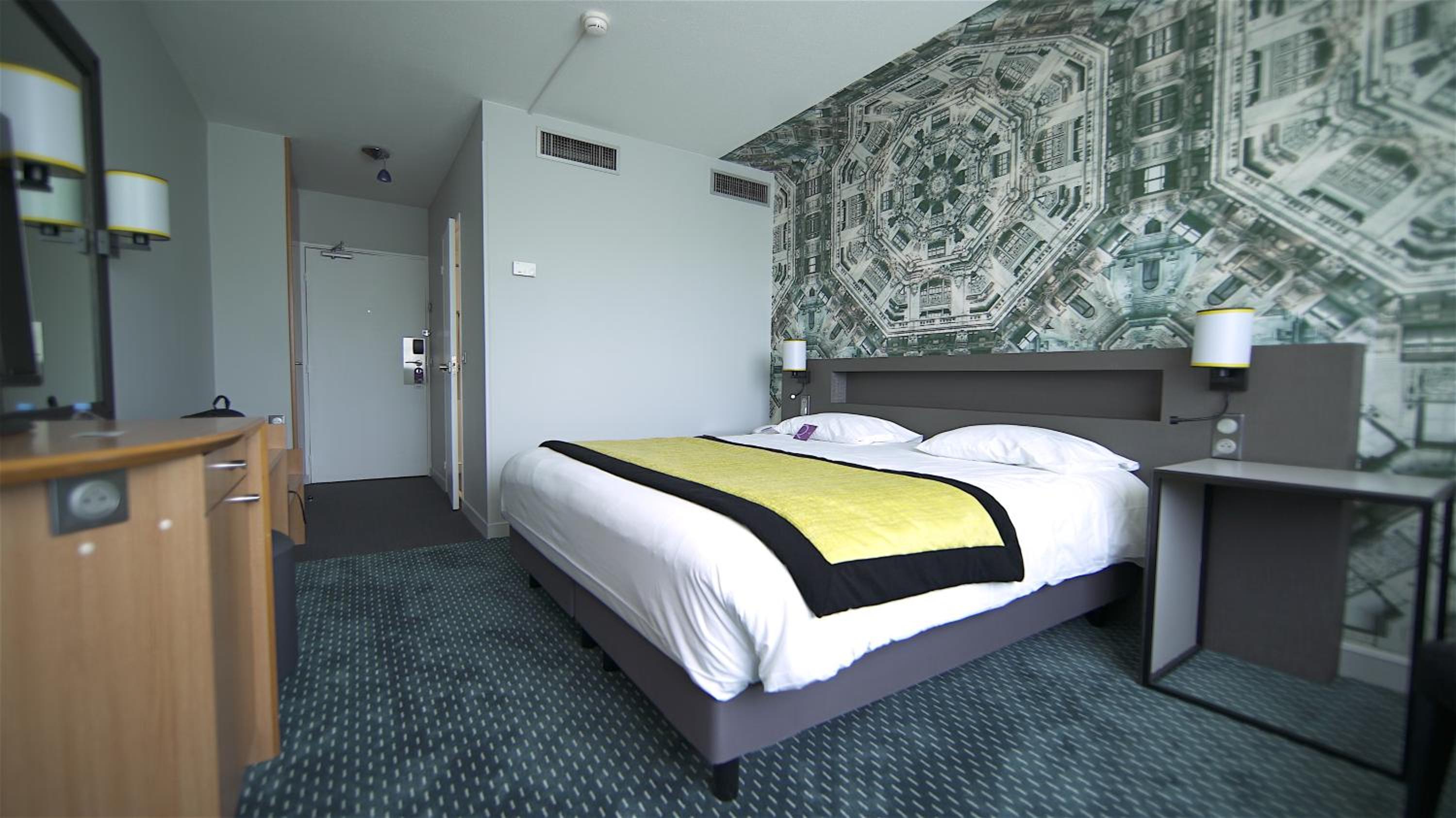 Suite with Double Bed and Two Single Beds - Photo 11