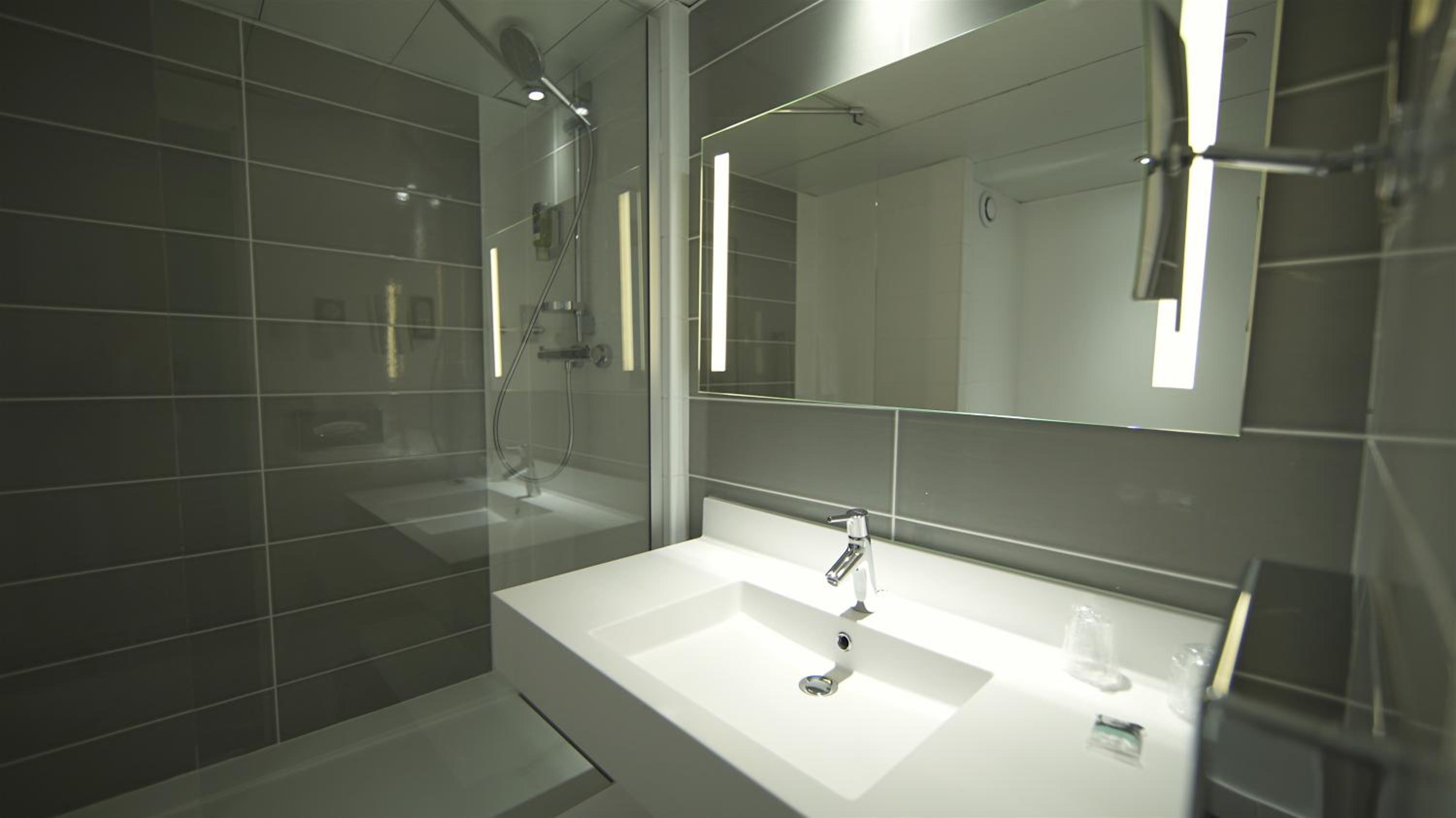Suite with Double Bed and Two Single Beds - Photo 2