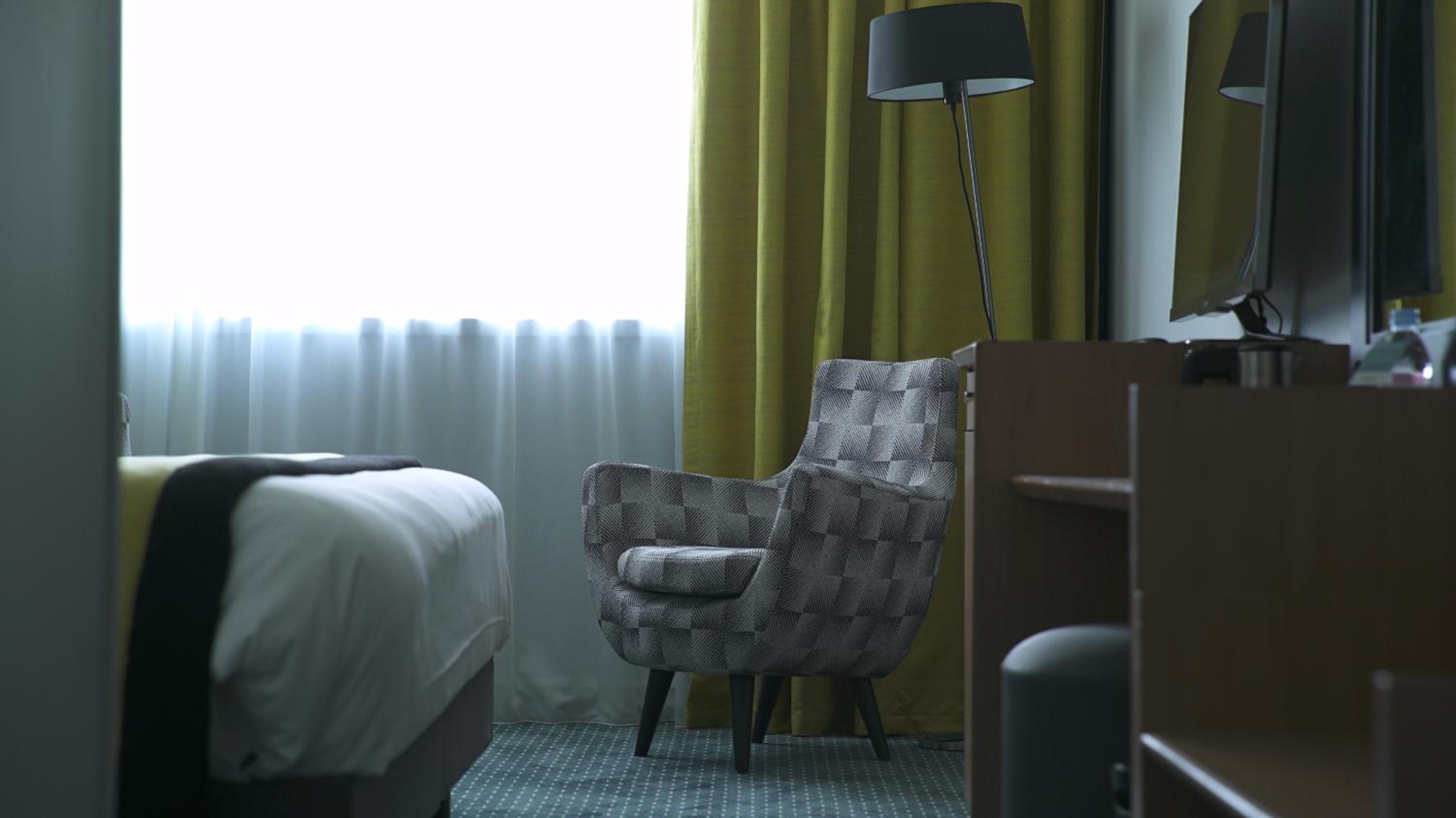 Suite with Double Bed and Two Single Beds - Photo 7