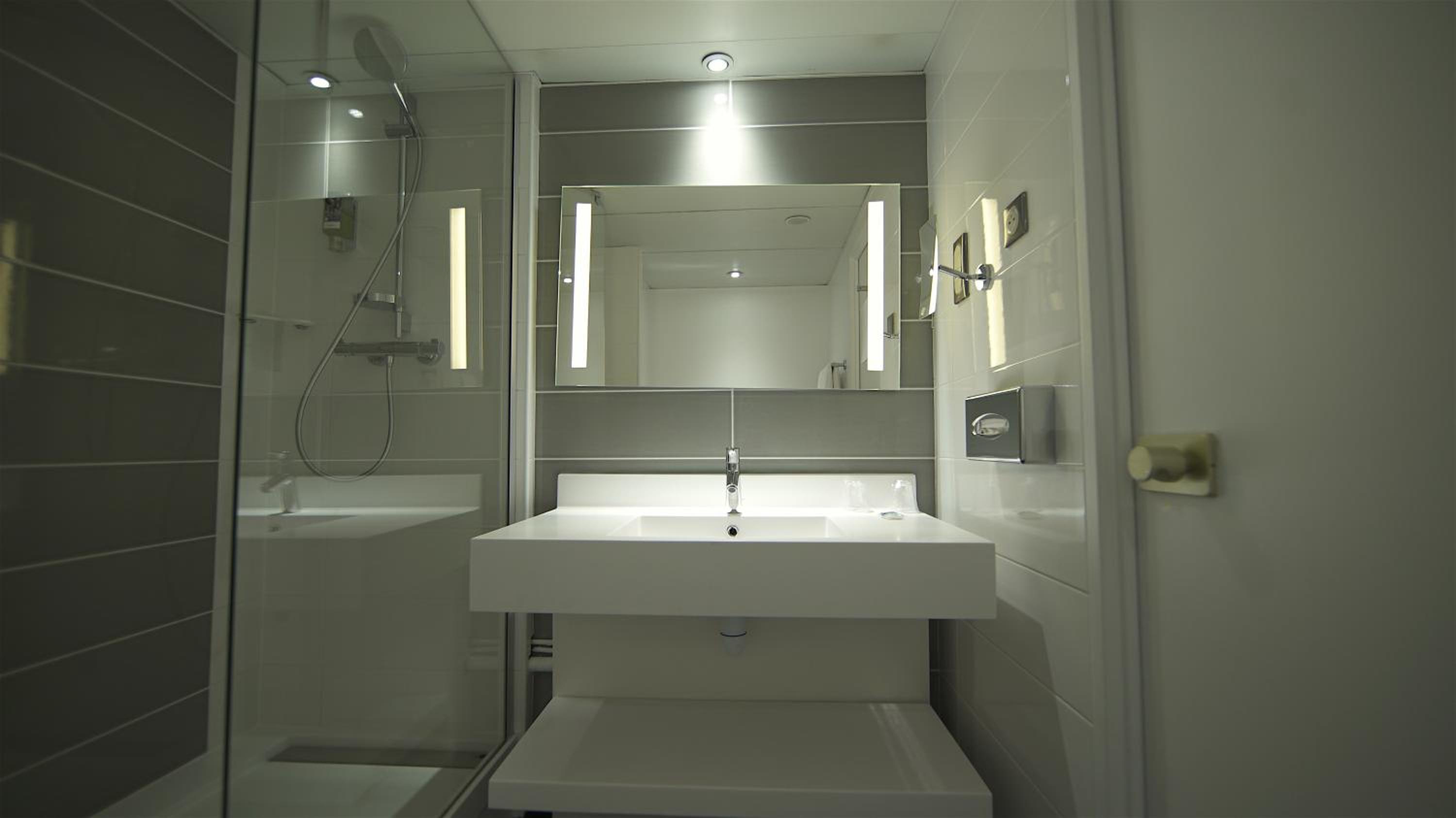 Suite with Double Bed and Two Single Beds - Photo 3