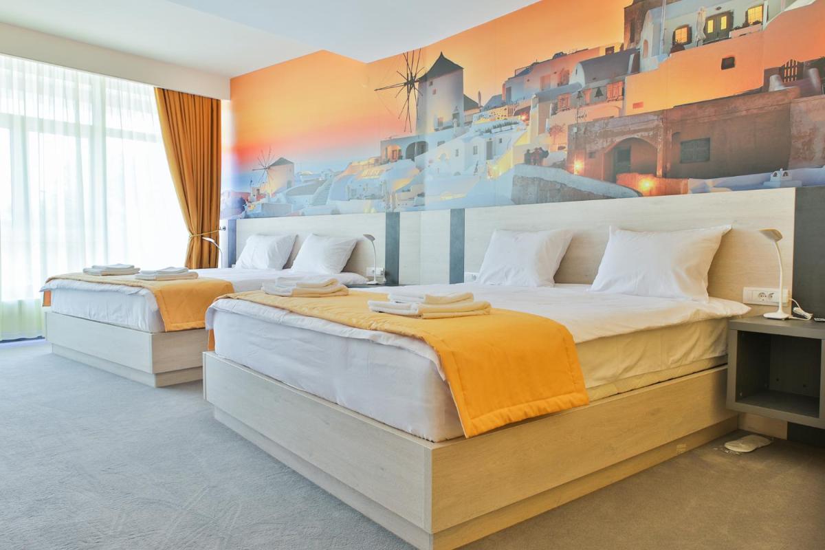 Deluxe Queen Room with Two Queen Beds photo 3