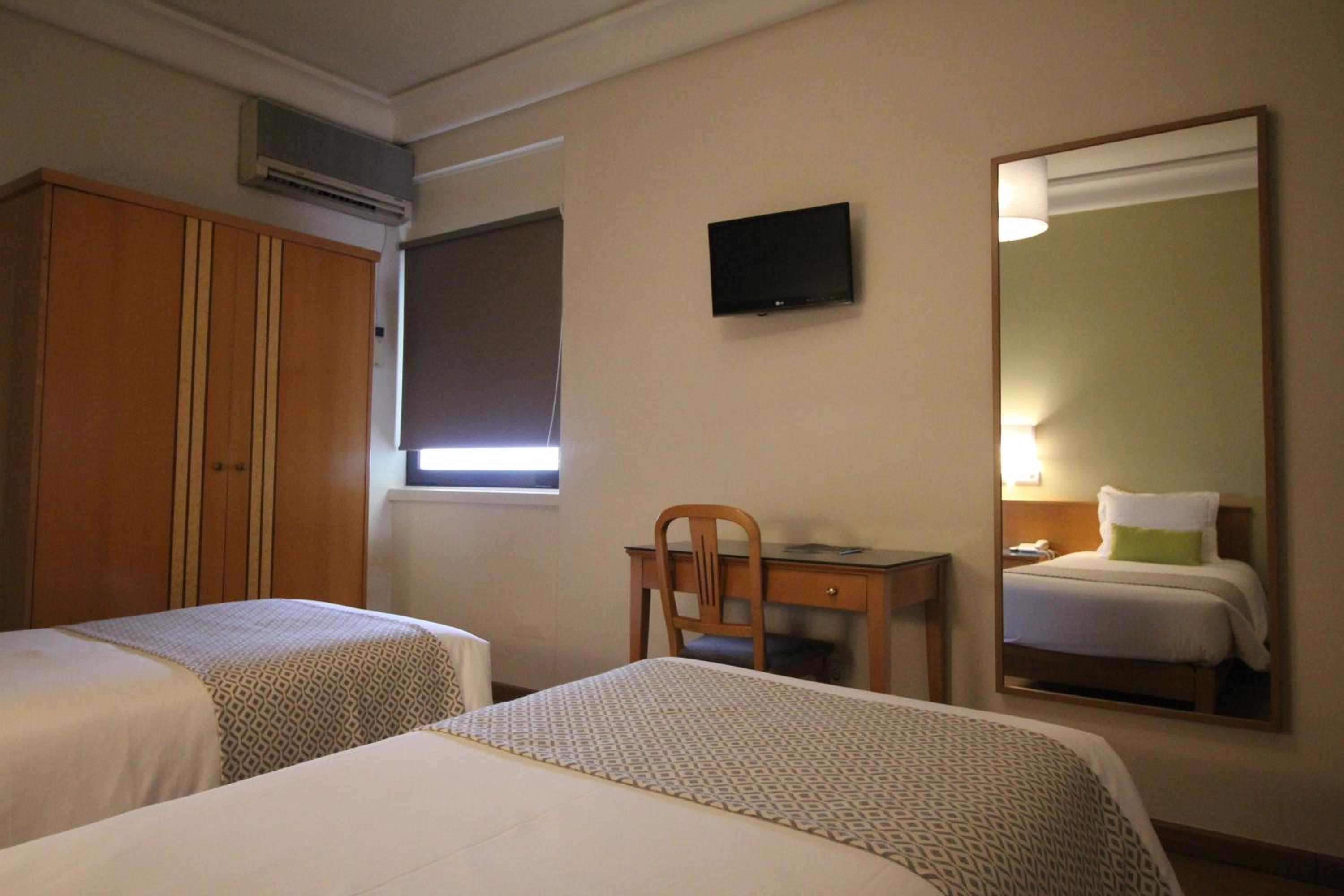 Twin Room - Photo 5
