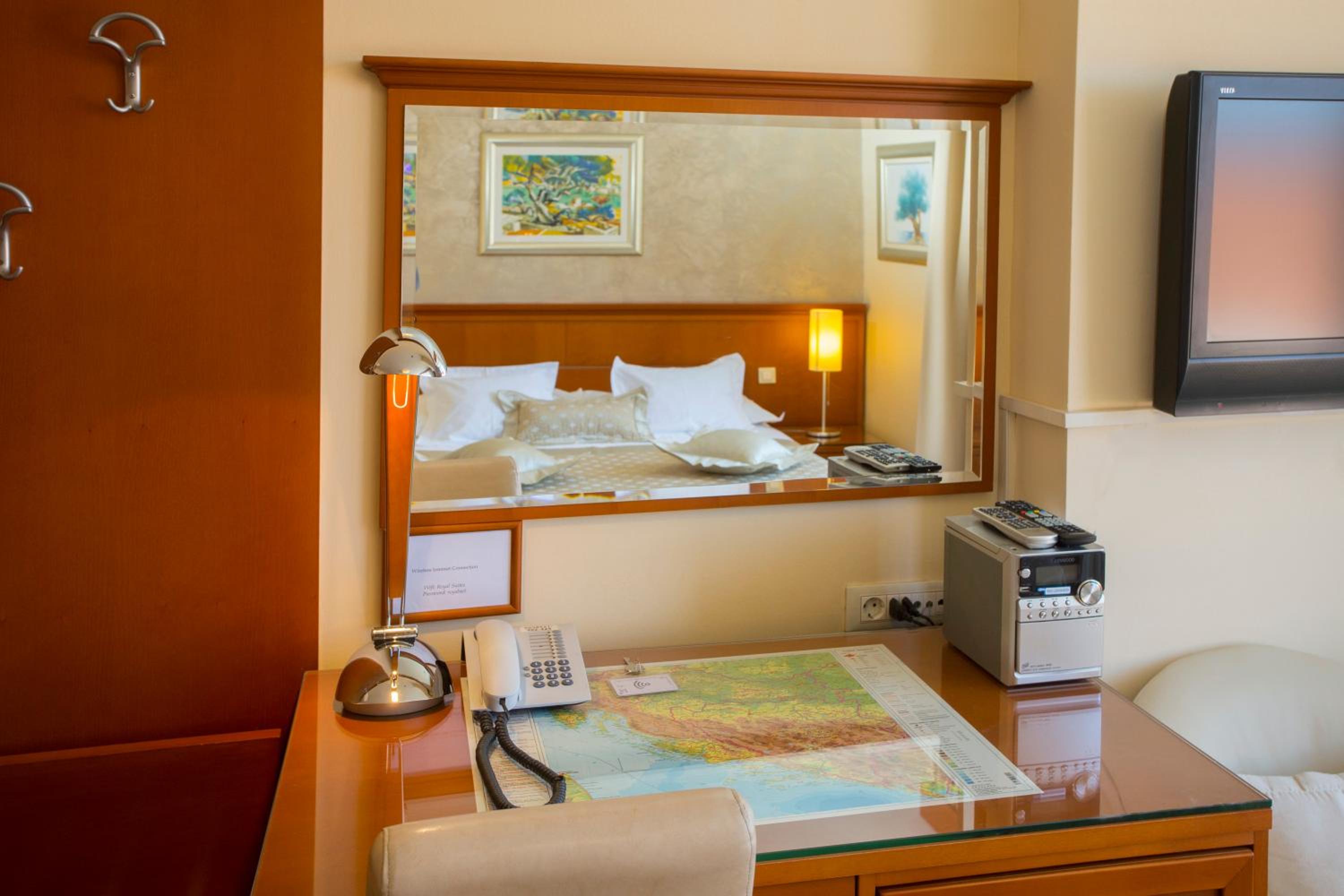 Superior Double Room with Balcony - Photo 4