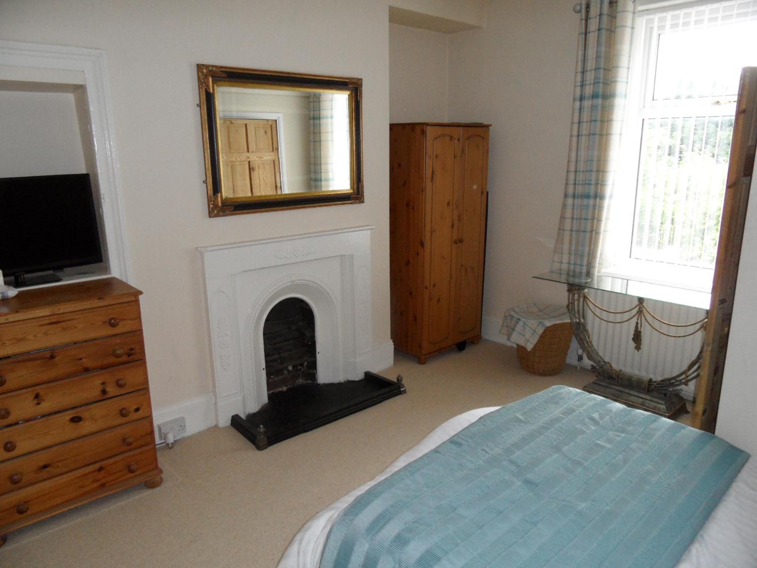 Three-Bedroom House - Photo 7