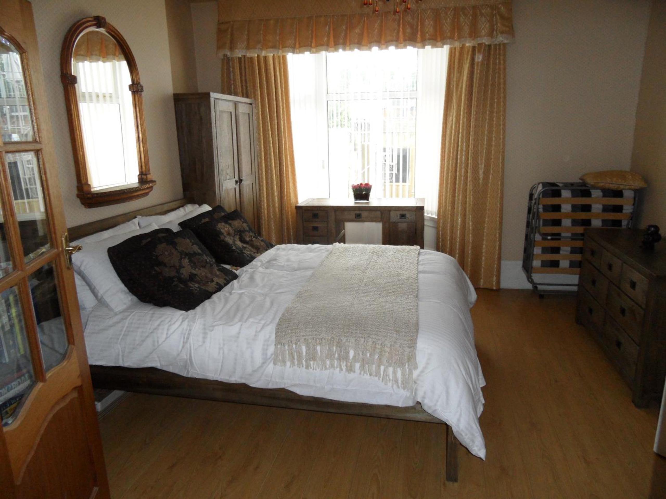 Three-Bedroom House - Photo 8