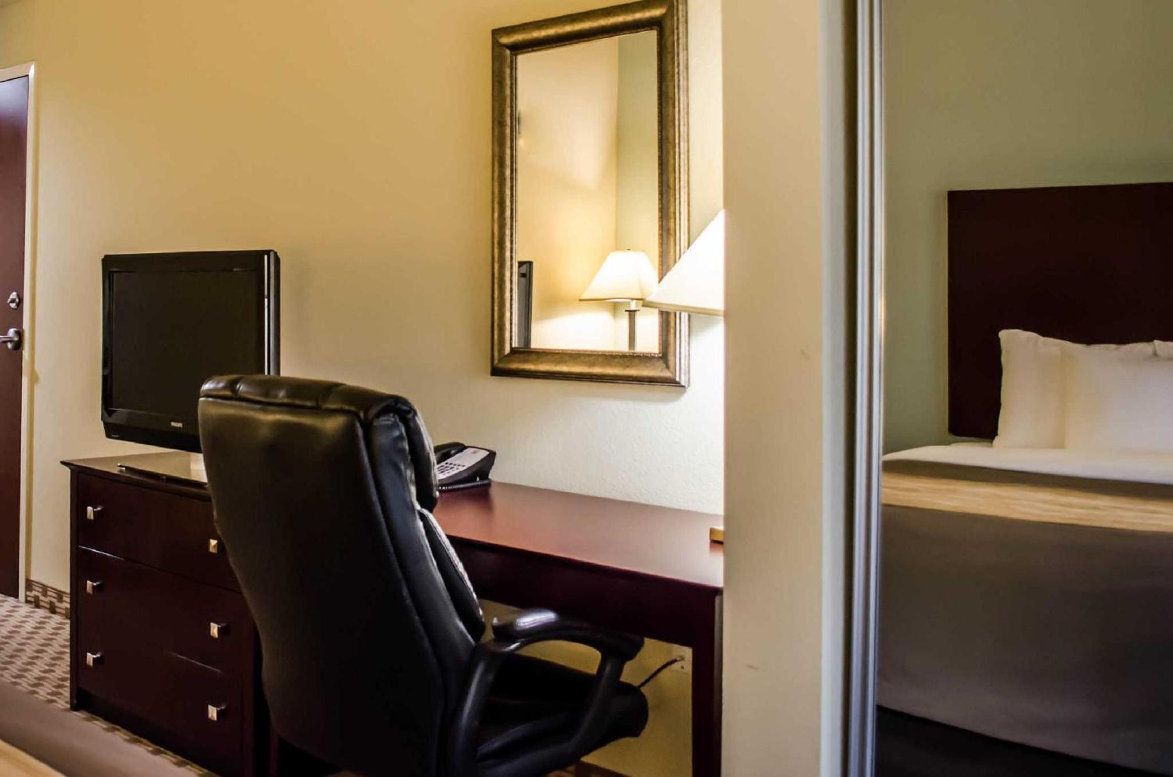 King Room - Non-Smoking - Photo 1