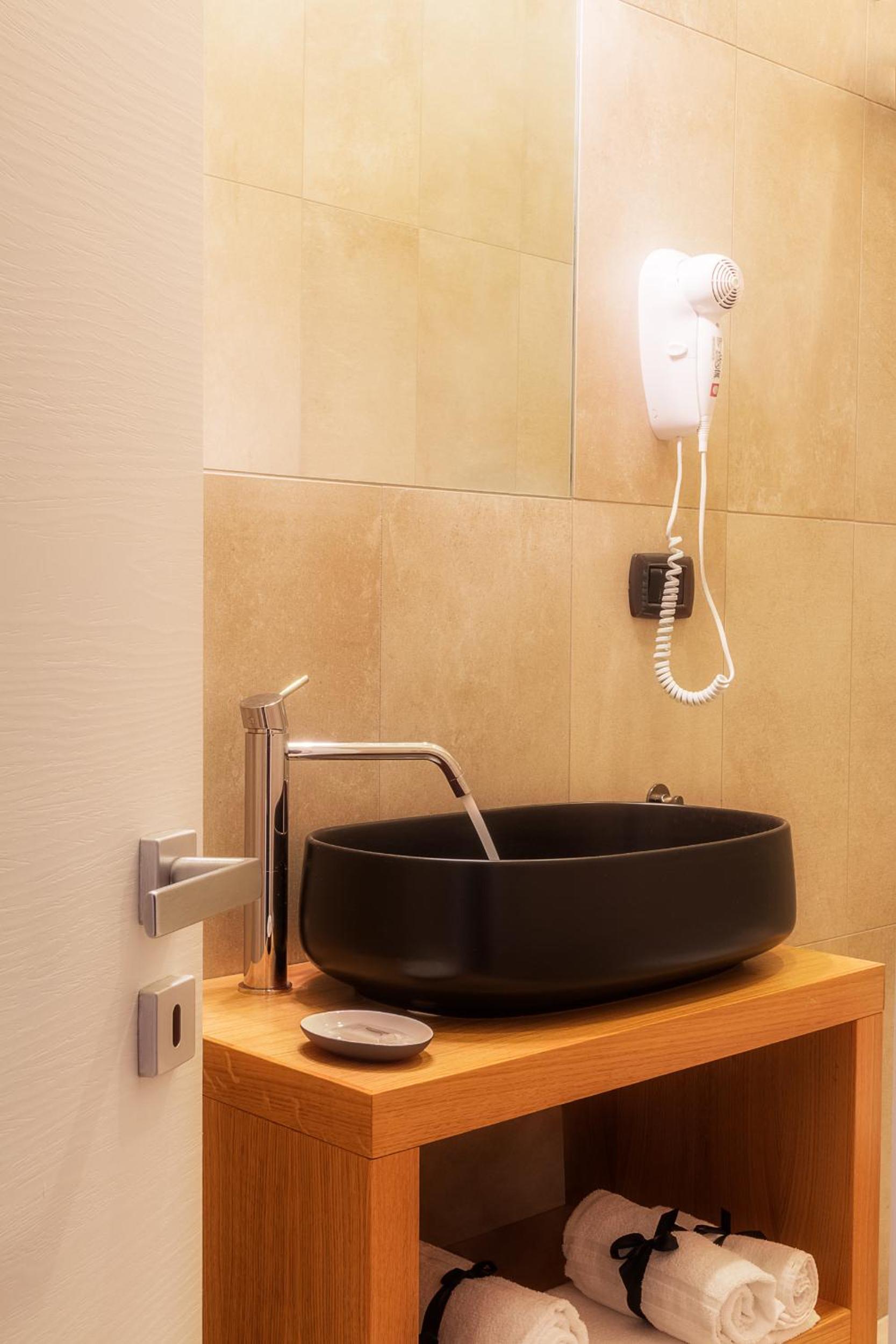 Standard Double or Twin Room - Photo 10