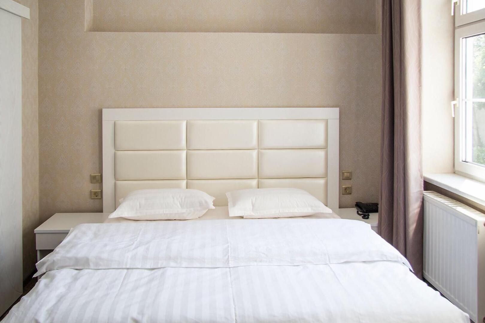 Large Double Room - Photo 1
