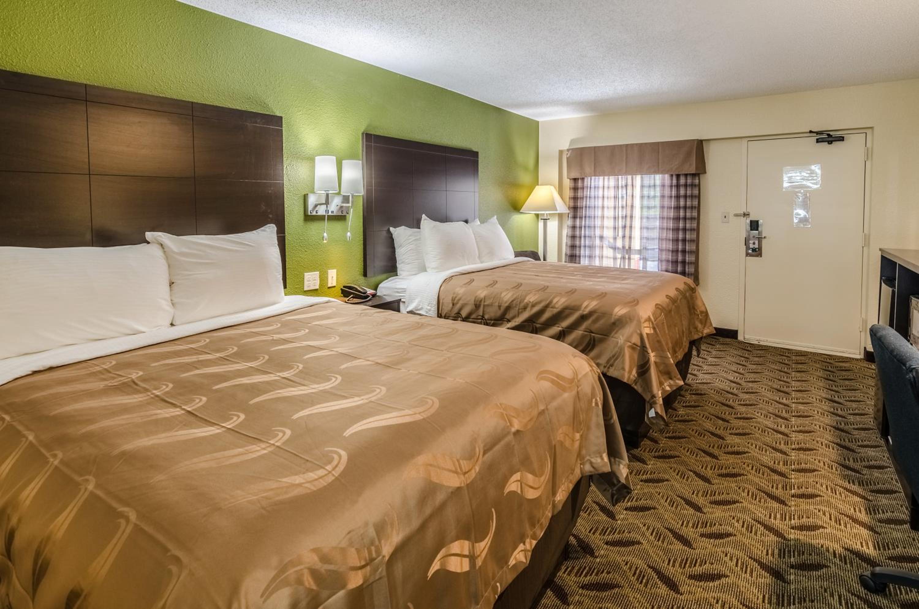 Standard Queen Room with Two Queen Beds - Non-Smoking - Photo 2