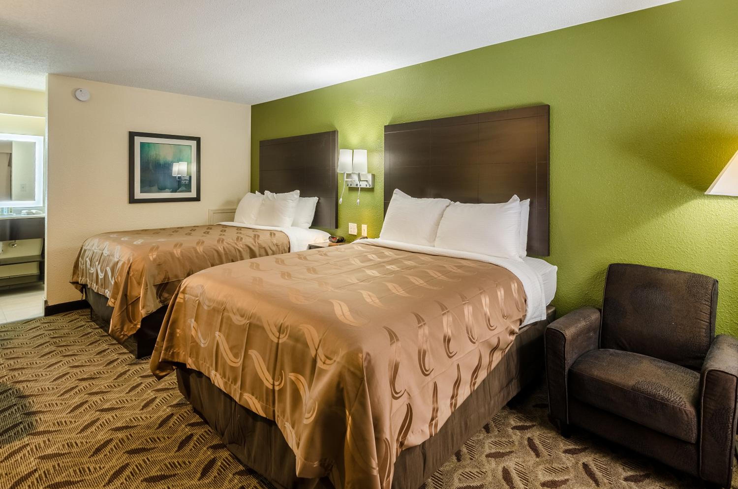 Standard Queen Room with Two Queen Beds - Non-Smoking - Photo 3