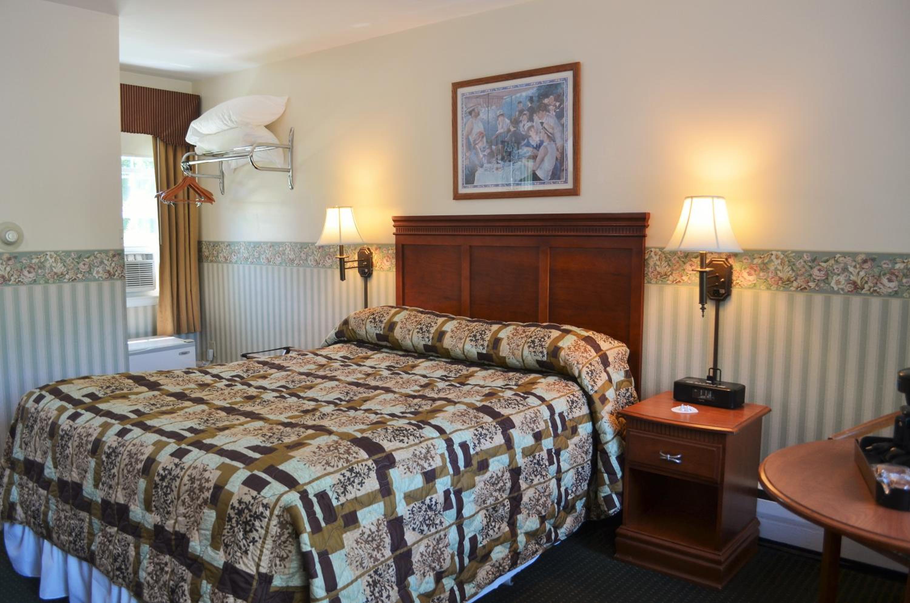 Queen Room photo 1