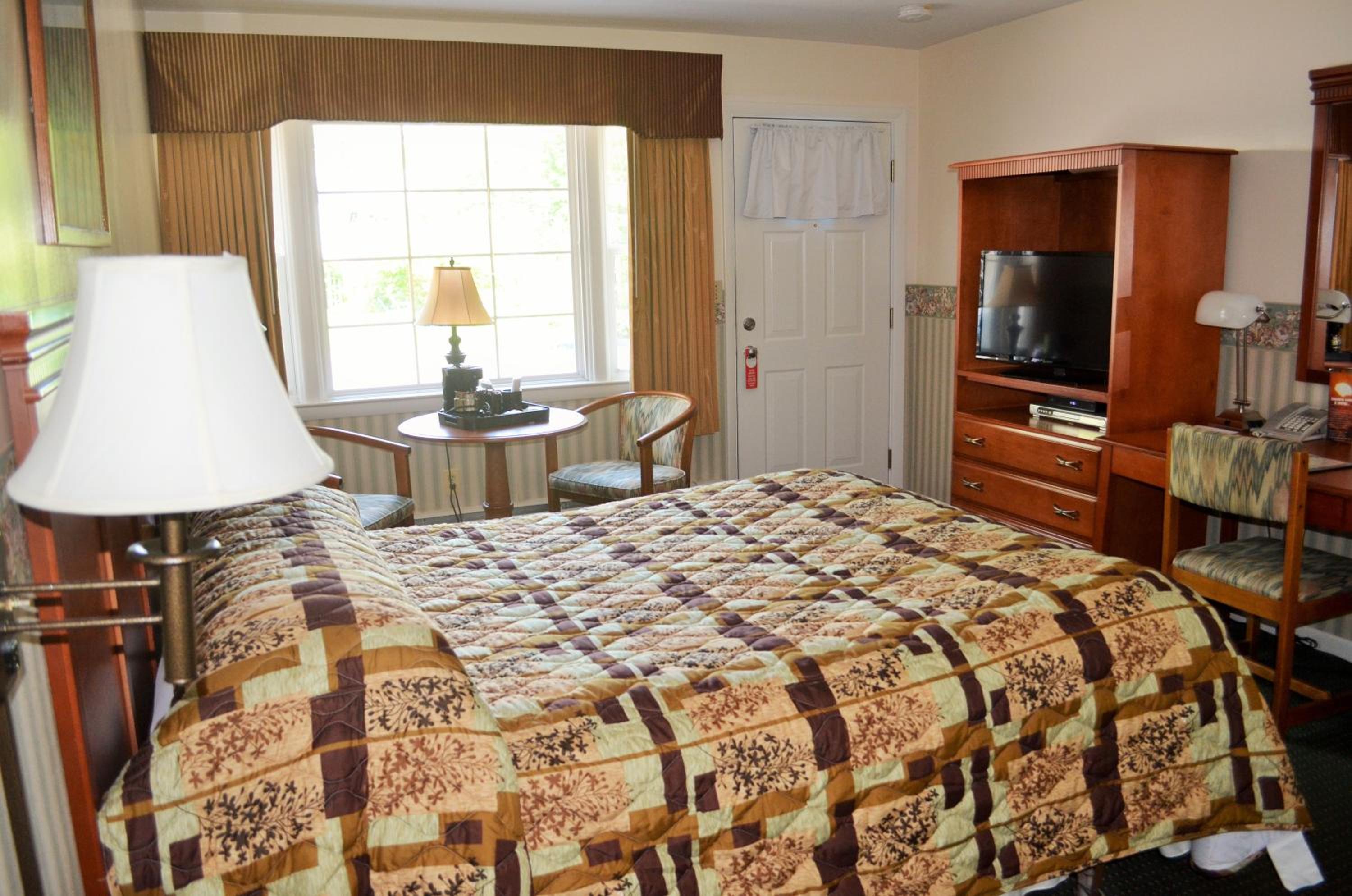 Queen Room photo 2