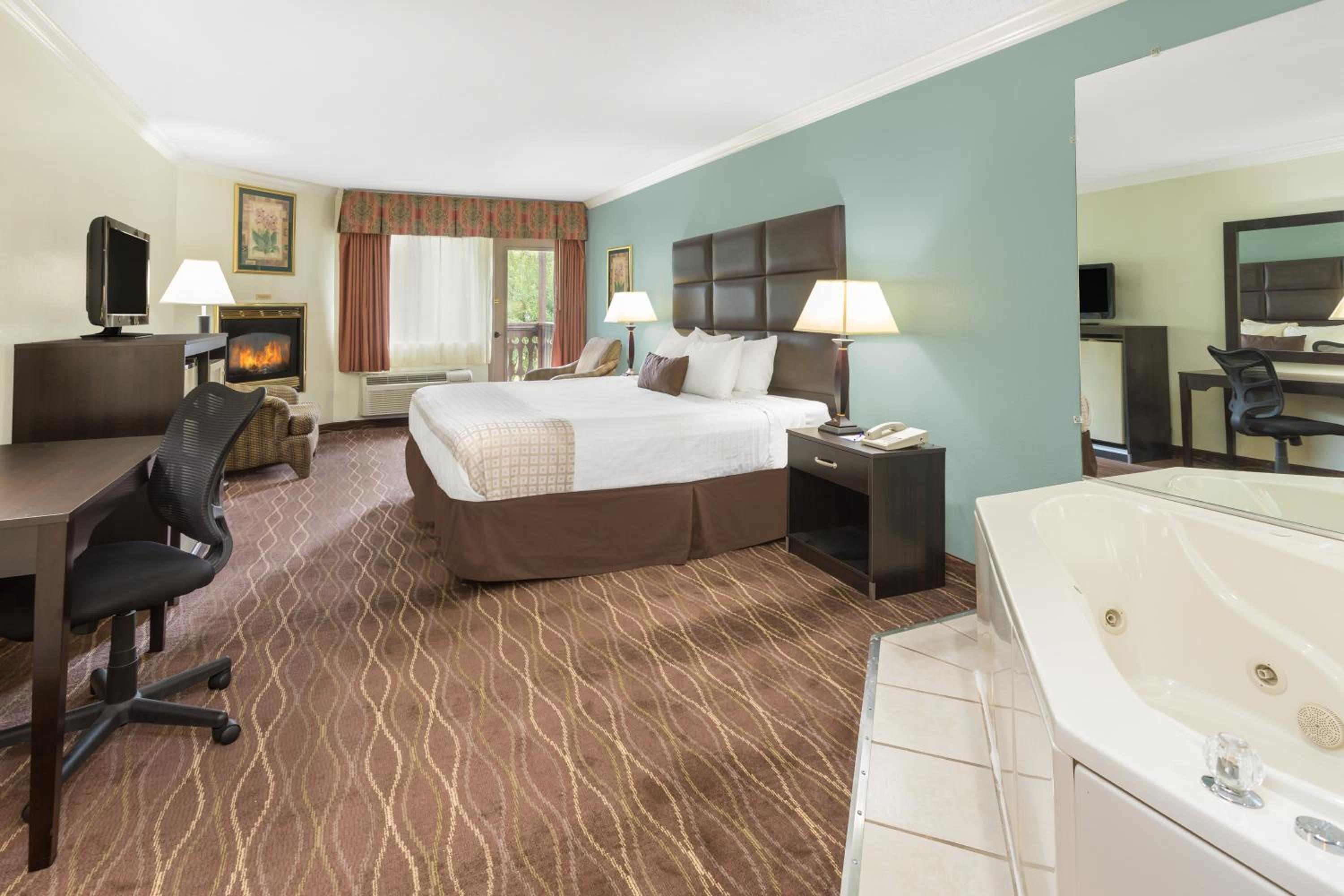 King Suite with Jetted Tub/Park View/Balcony - Non-Smoking