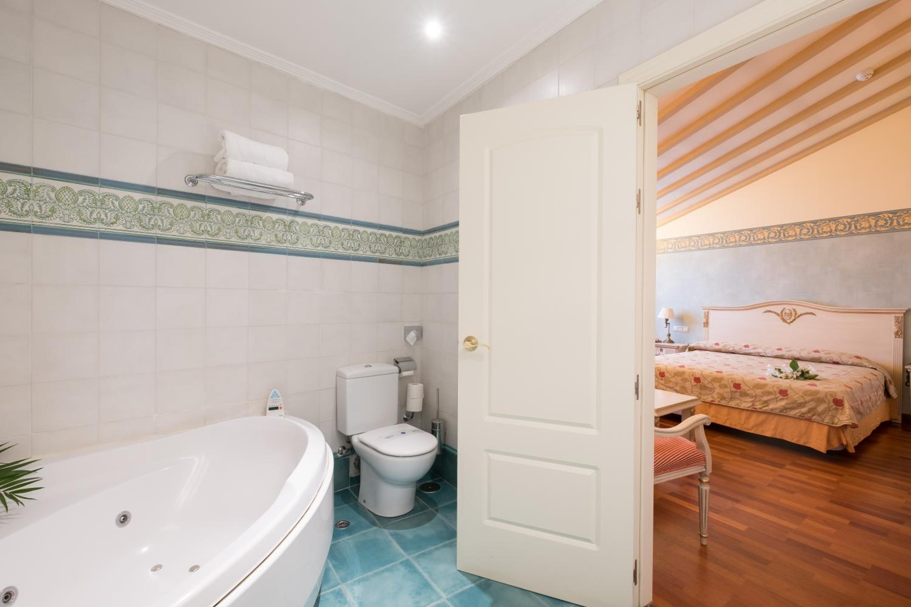 Superior Double Room with Jacuzzi photo 2
