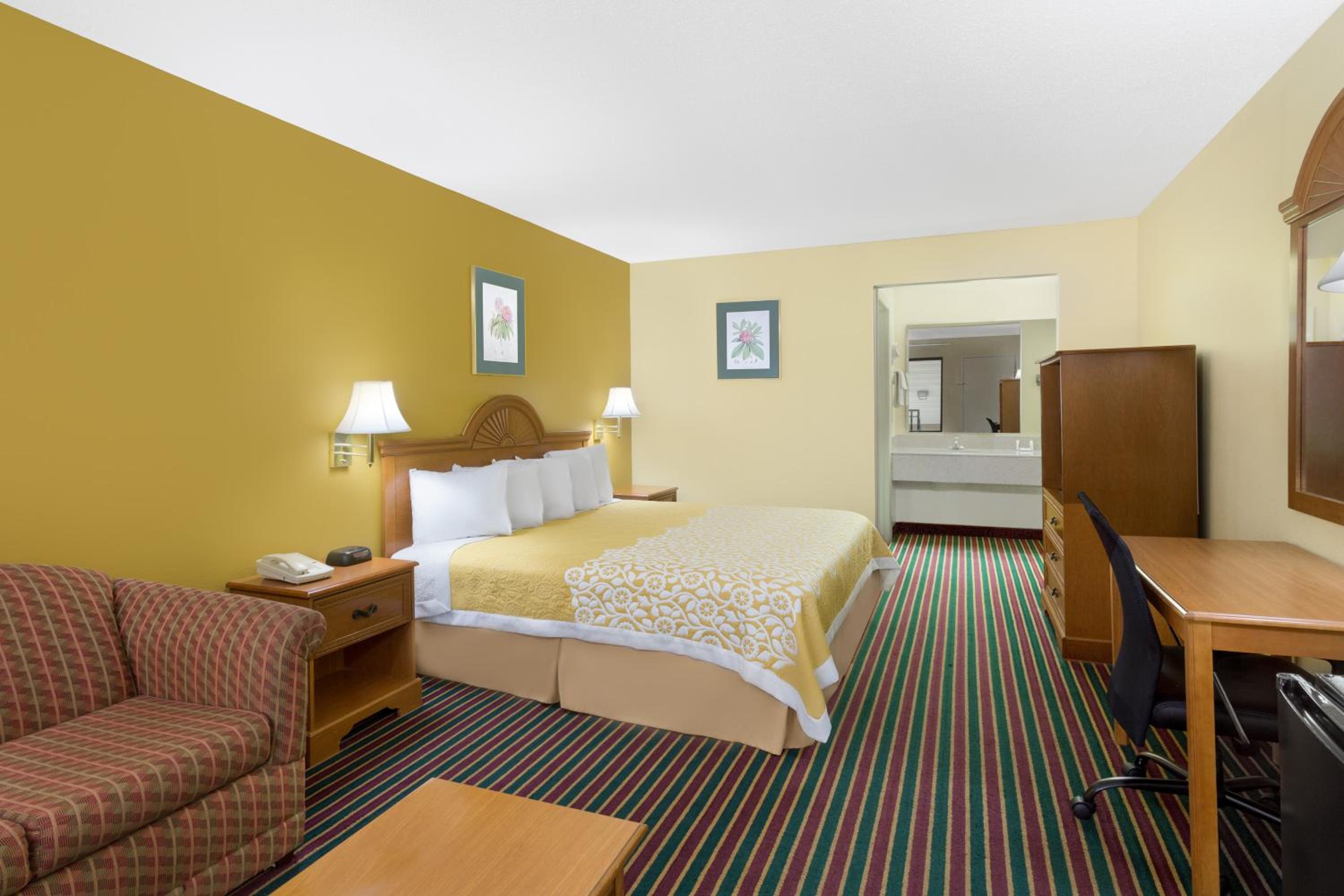 King Room - Non-Smoking - Photo 1