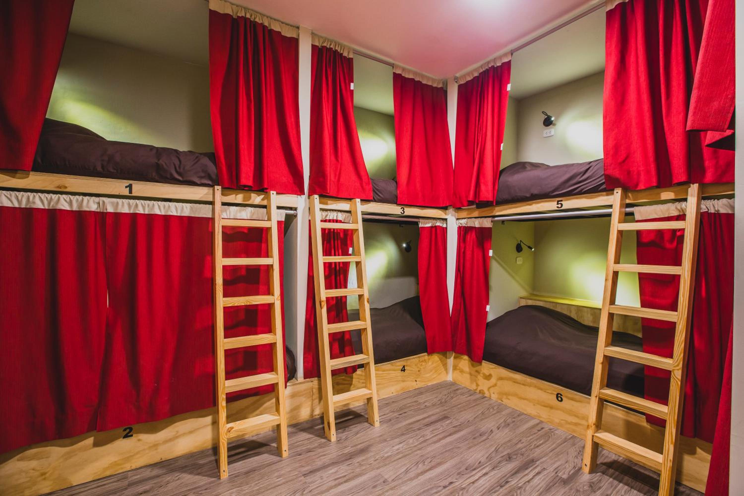 Bed in 6-Bed Mixed Dormitory Room photo 3