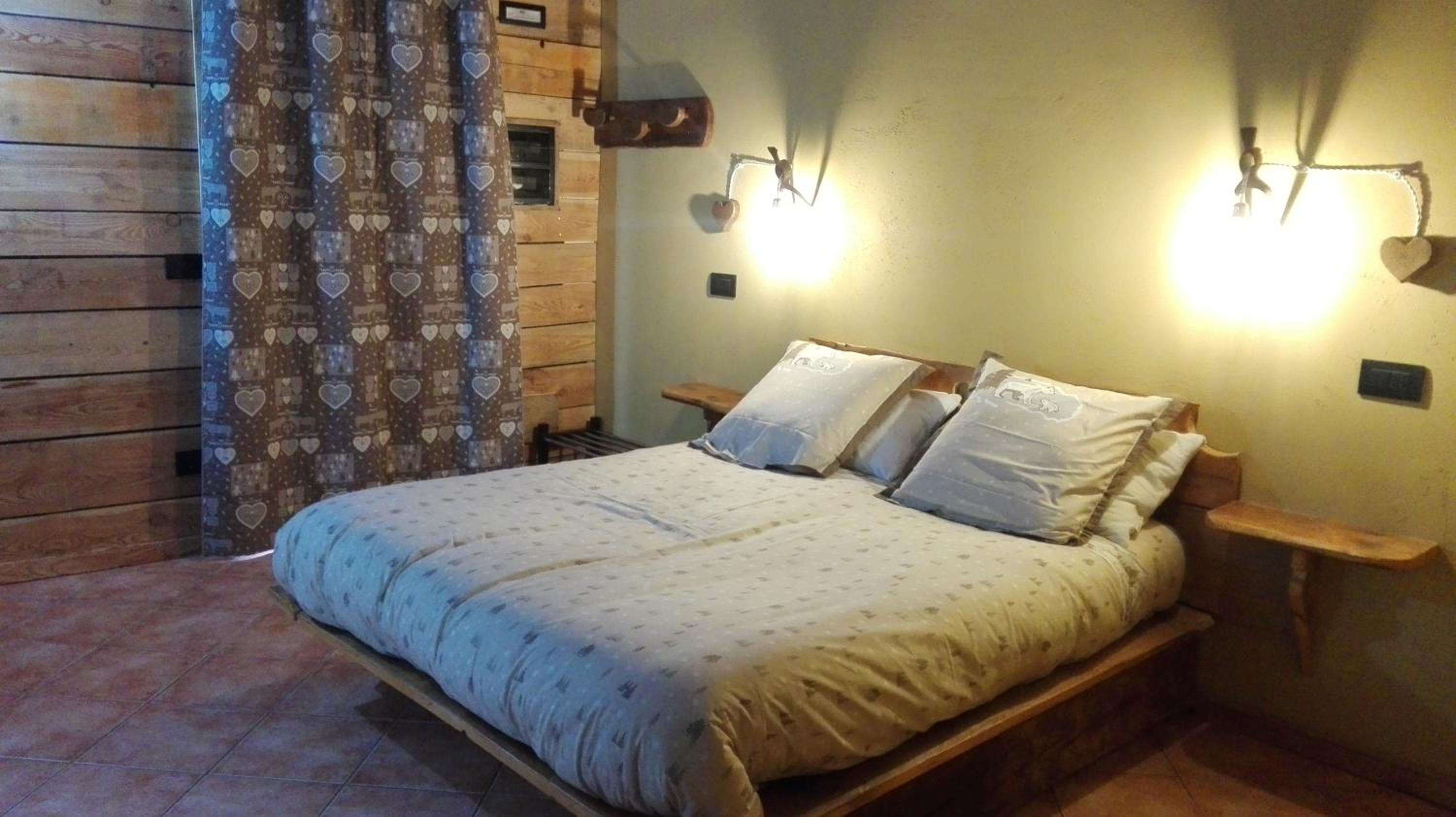 King Room with Roll-In Shower - Disability Access photo 2
