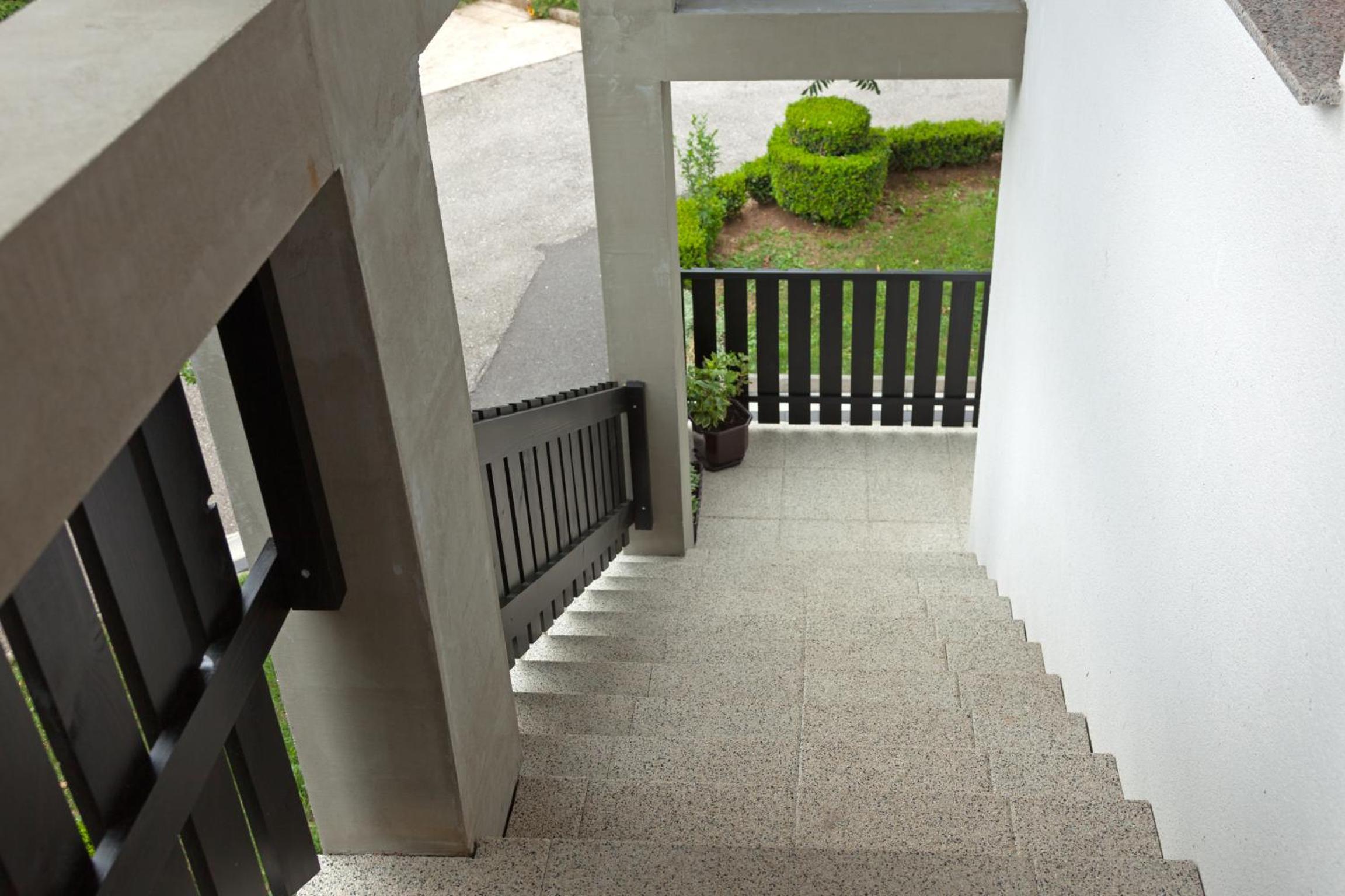 Apartment with Balcony - Photo 2