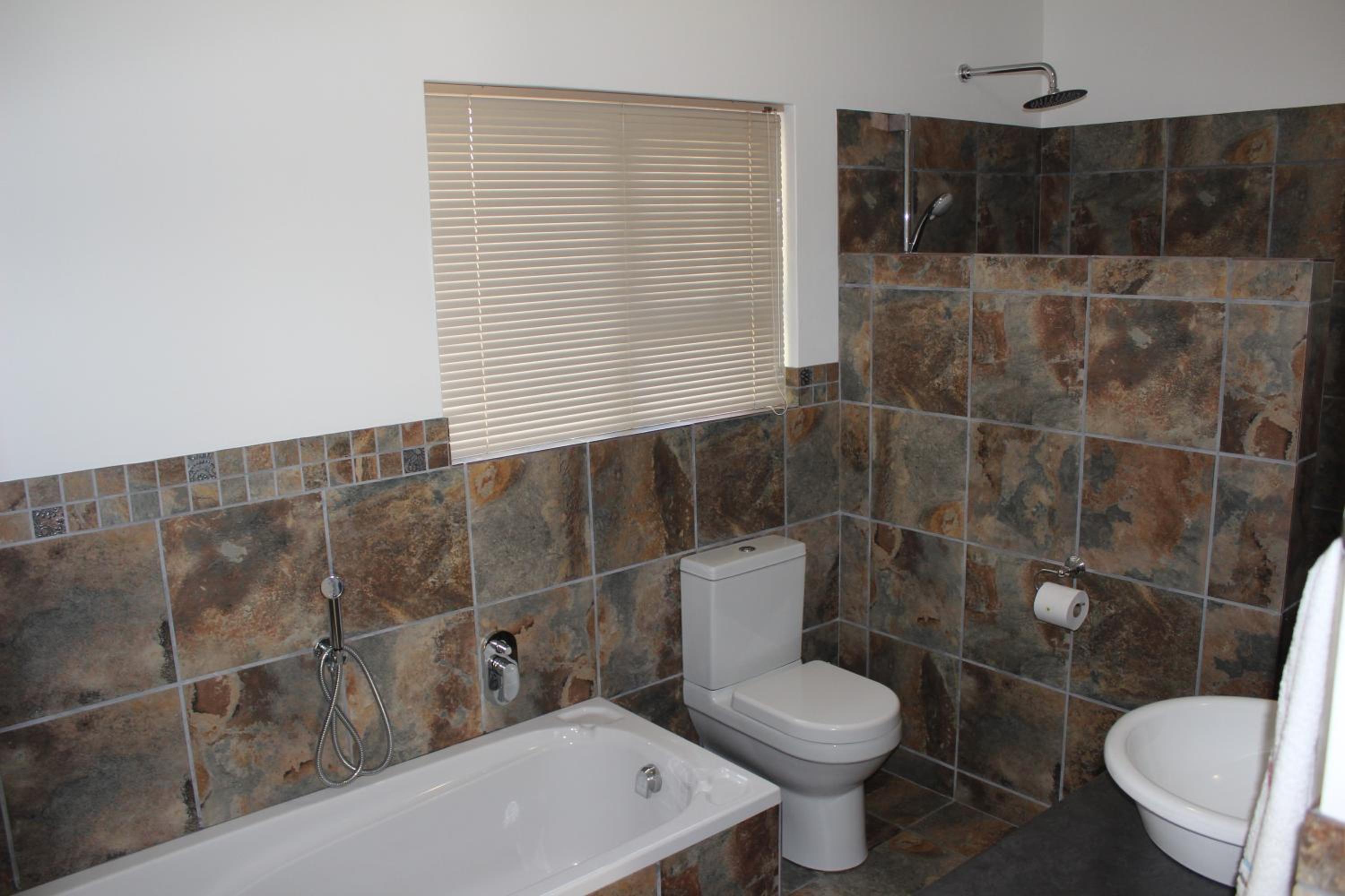 Two-Bedroom House - Photo 20