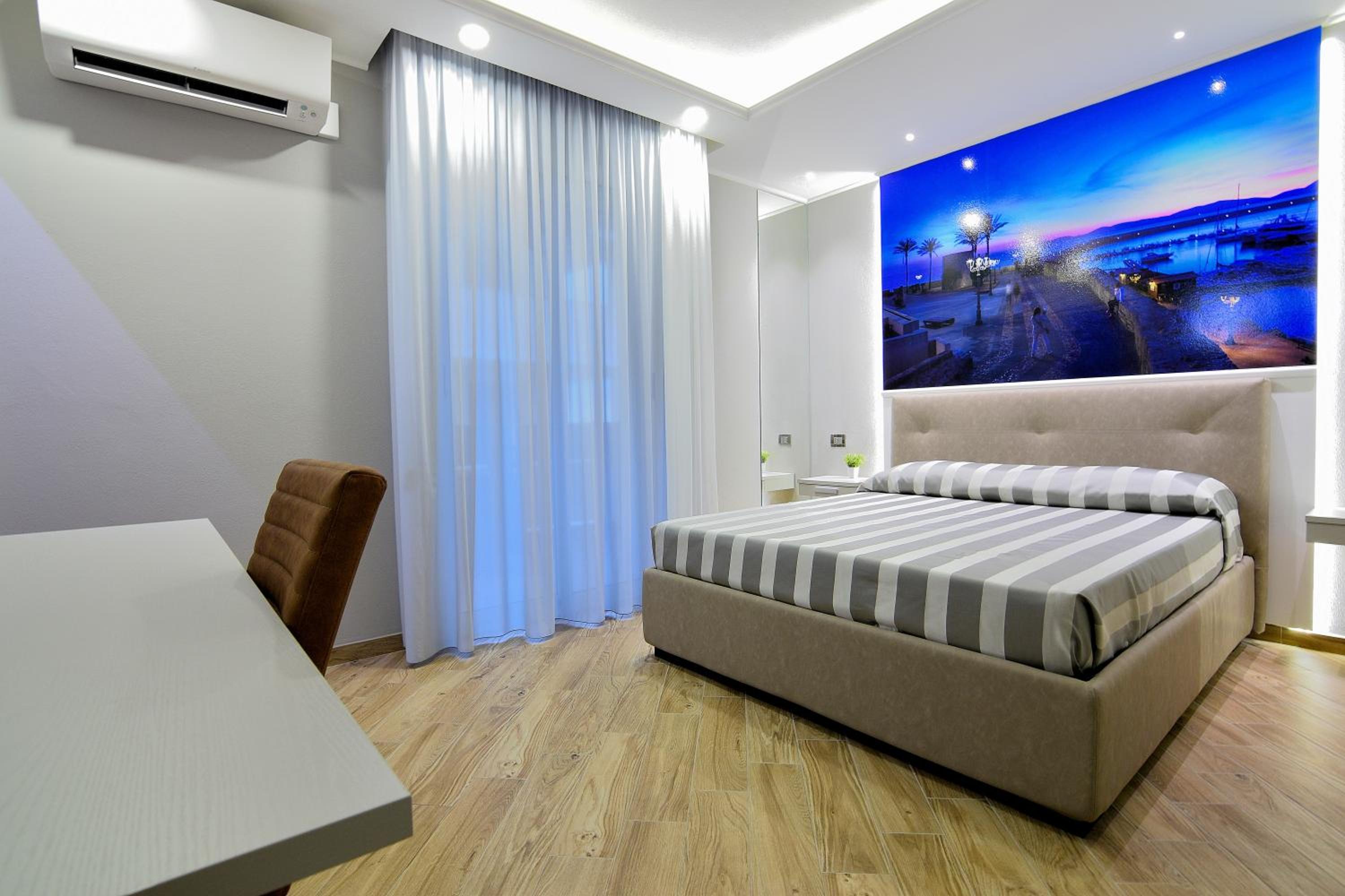 Deluxe Double Room with Balcony and Sea View photo 3
