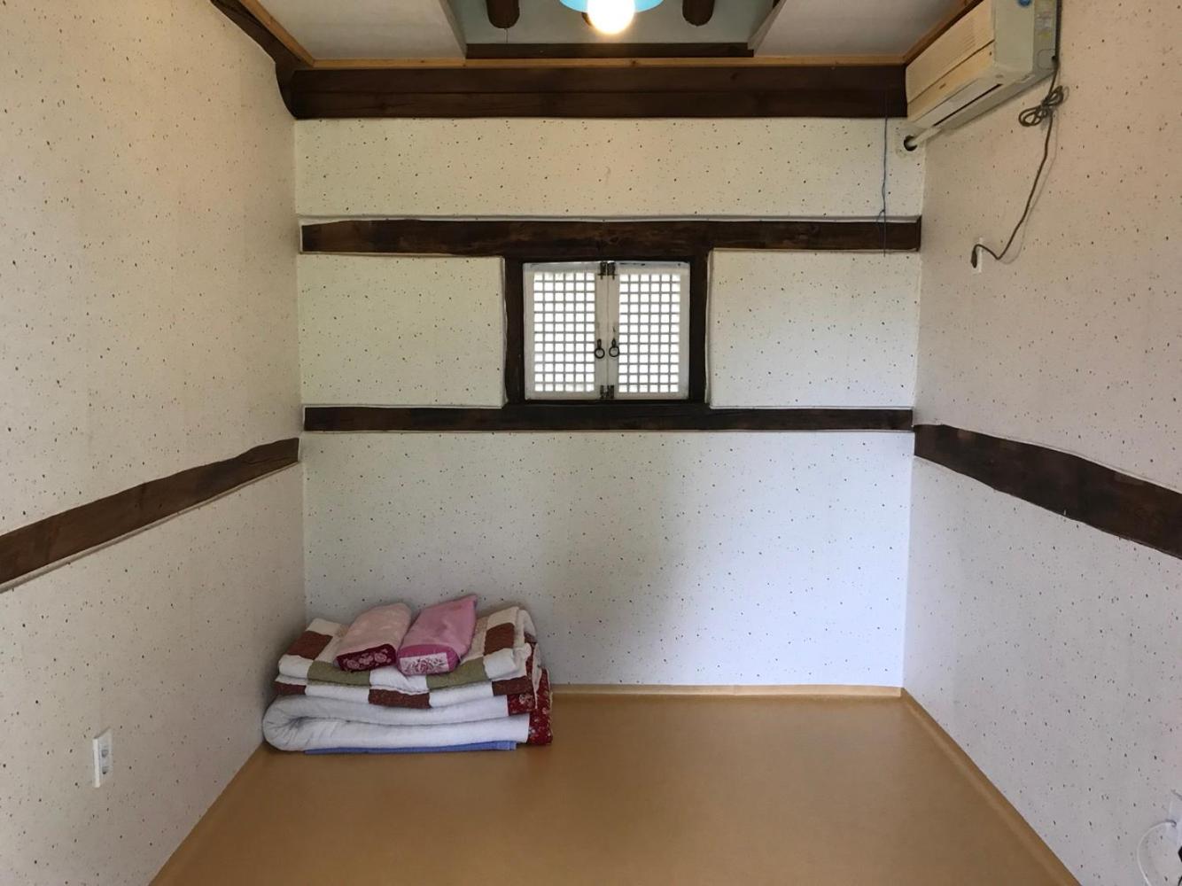 Korean-Style Family Room with Private Bathroom - Photo 1