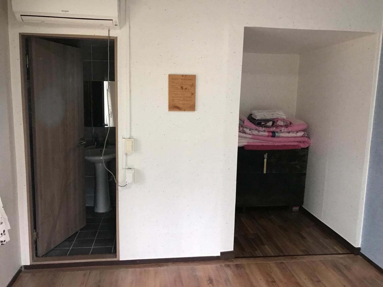 Korean-Style Family Room with Private Bathroom - Photo 3