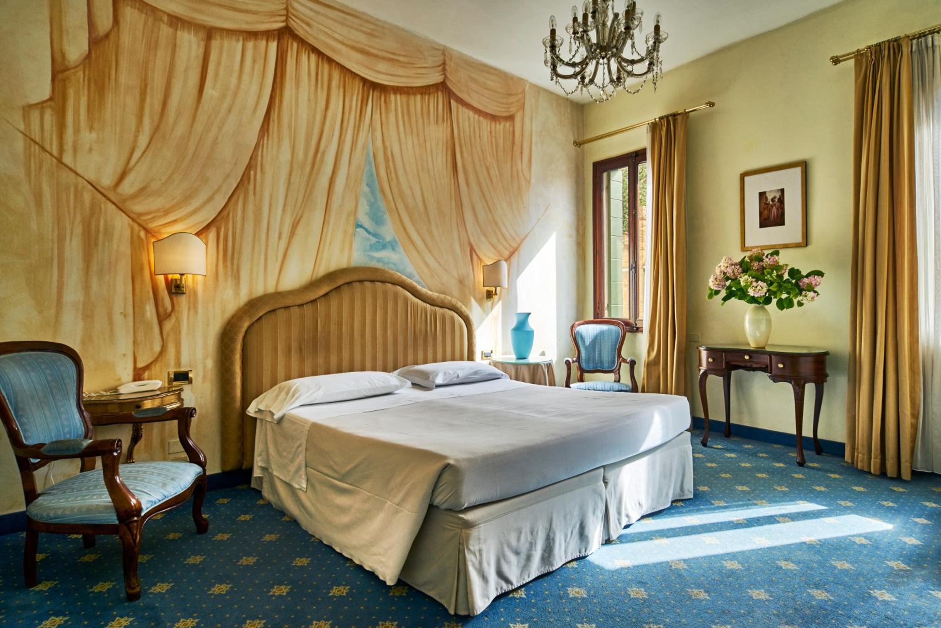 Superior Room with canal view photo 2